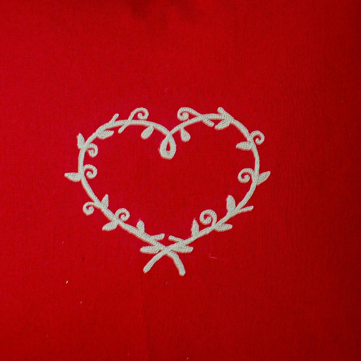 - Coussin rouge montagne avec coeur brodé - 40x40cm - Polyester - Rouge