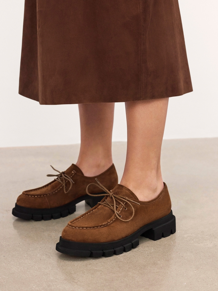 Light brown shoes with contrasting sole