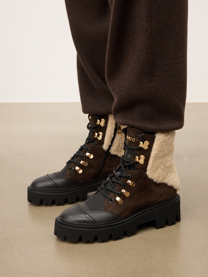 Suede boots with sheep's wool