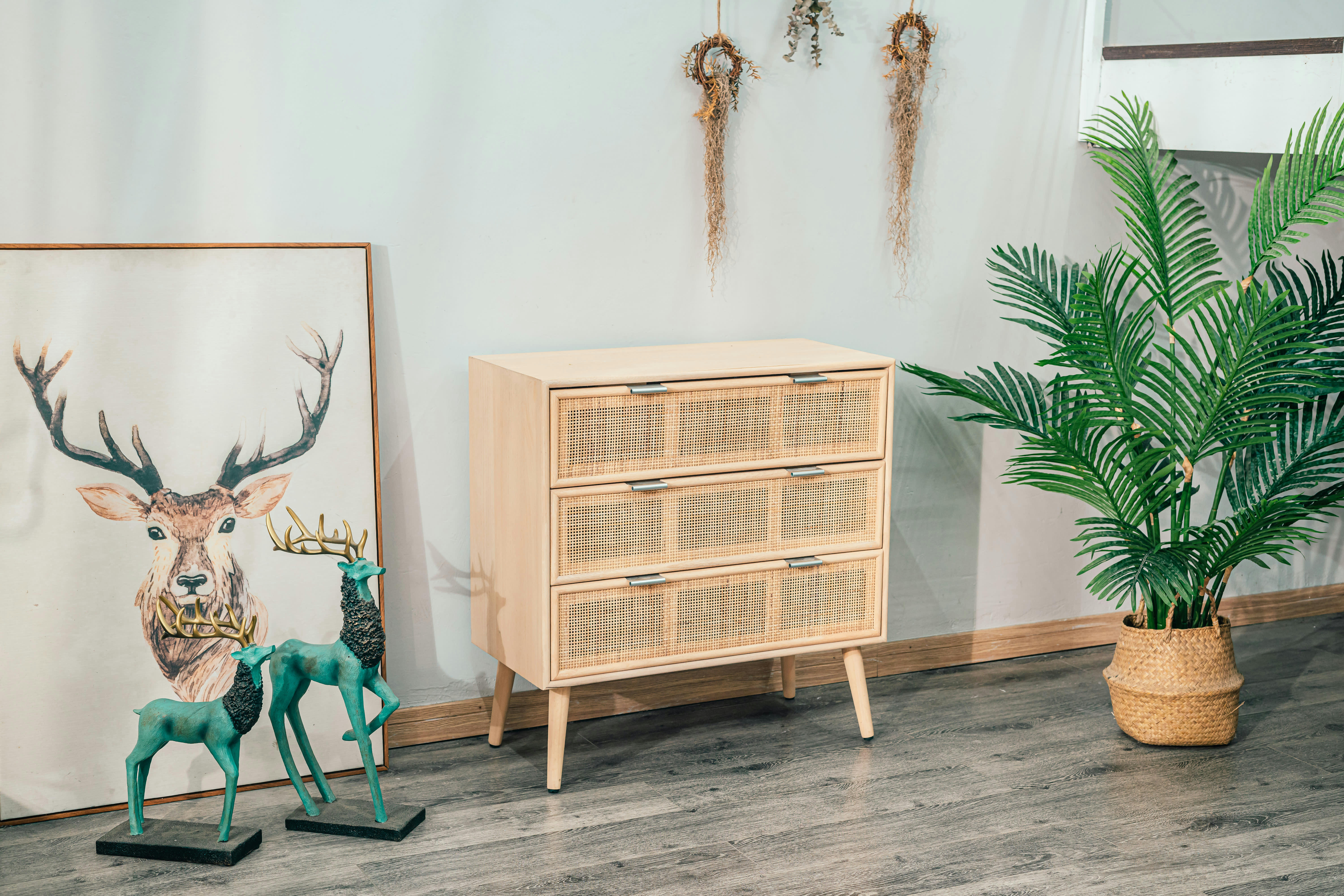 - Commode 3 tiroirs en bois et rotin naturel