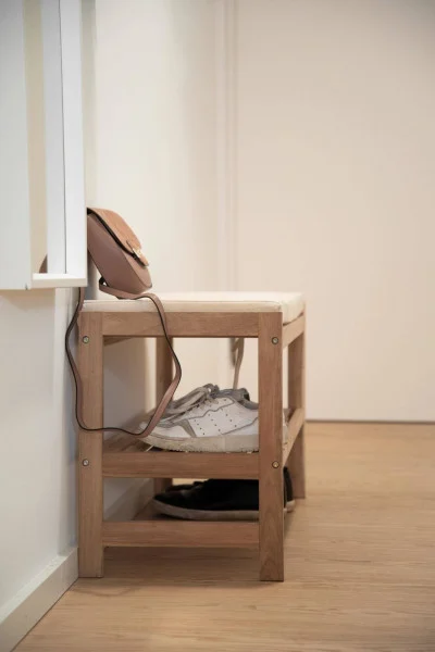 Drewniana szafka na buty z materiałowym siedziskiem, WENKO