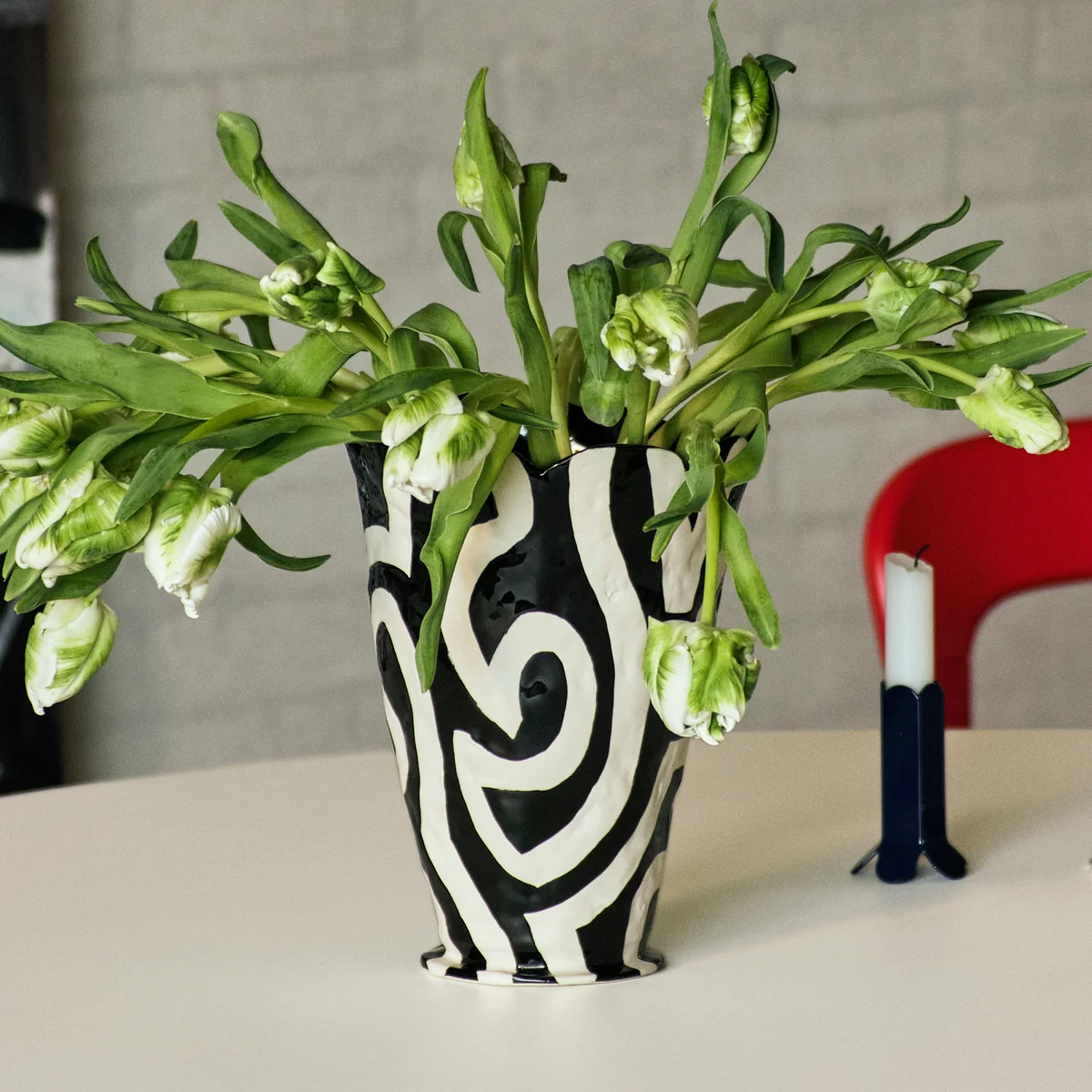 HAY - Jessica Hans Shadow Vase, H 25 cm, schwarz / weiß