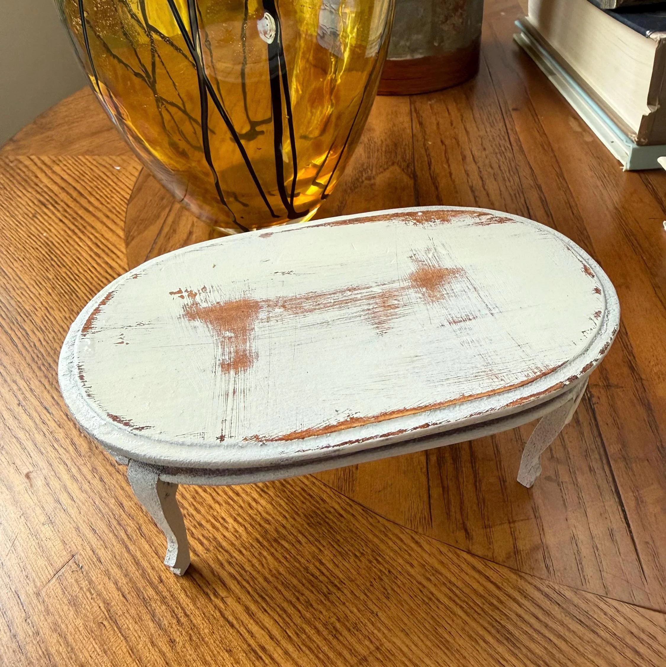 Miniature Dollhouse Vintage, Oval, 4-leg dining table in distressed vanilla 1:12 Scale Furniture