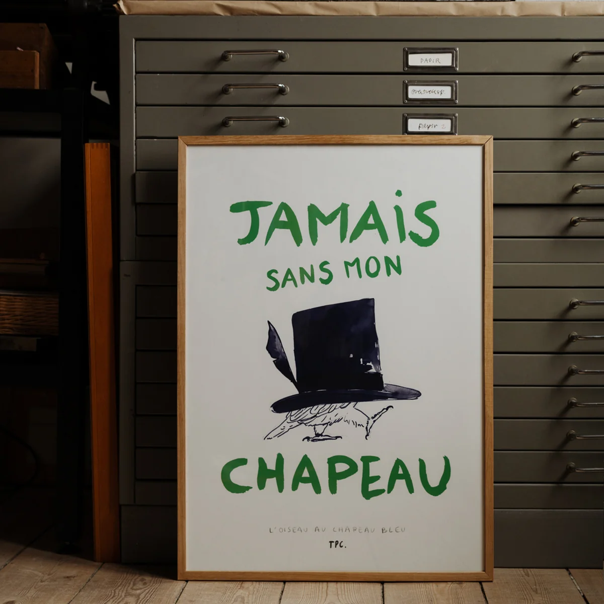 The Poster Club - L'Oiseau au Chapeau Bleu von Another Art Project, 30 x 40 cm