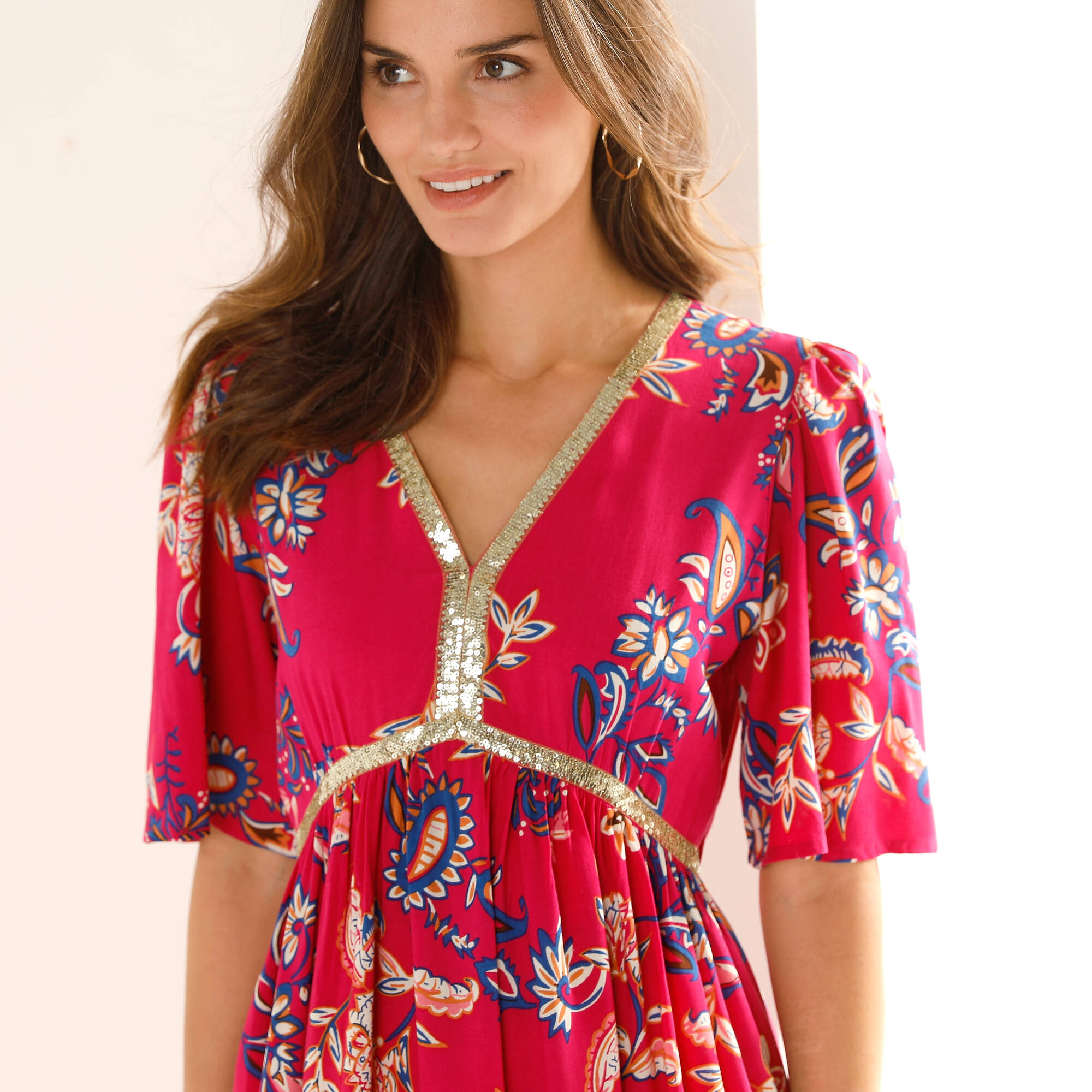 Robe longue imprimée, détails sequins