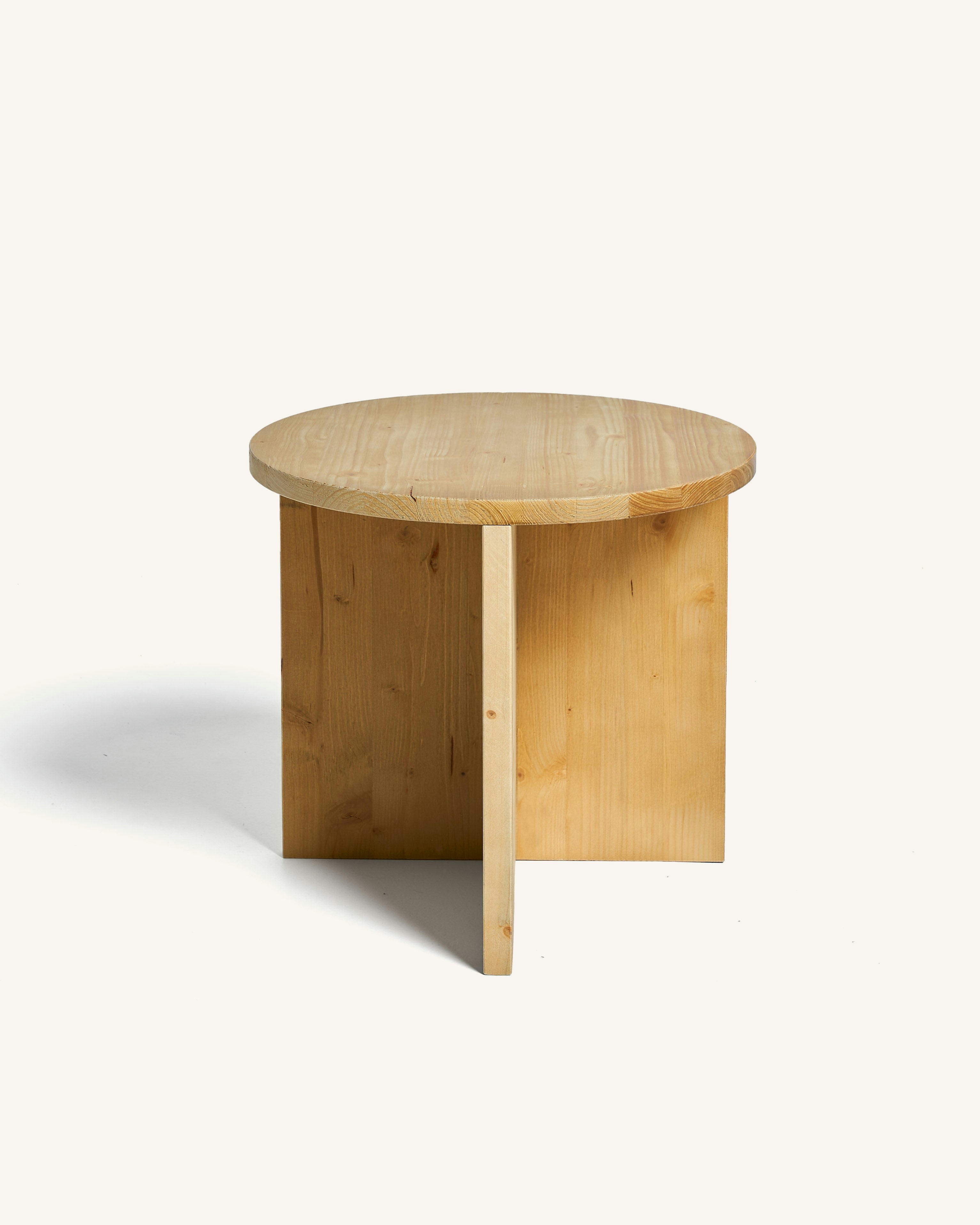 NICOLE - Table d’appoint ronde en bois de sapin en couleur marron clair