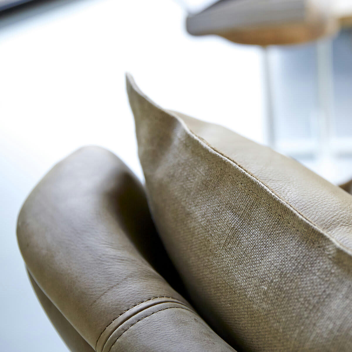 WOODNEST - Fauteuil en chêne massif et cuir Cheyenne