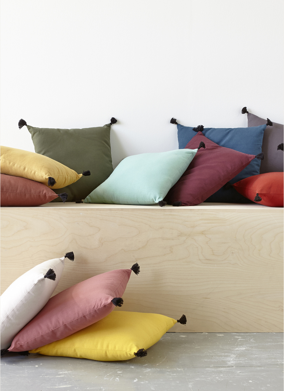 COUSSIN EN COTON UNI AVEC PETITS POMPONS MOUTARDE