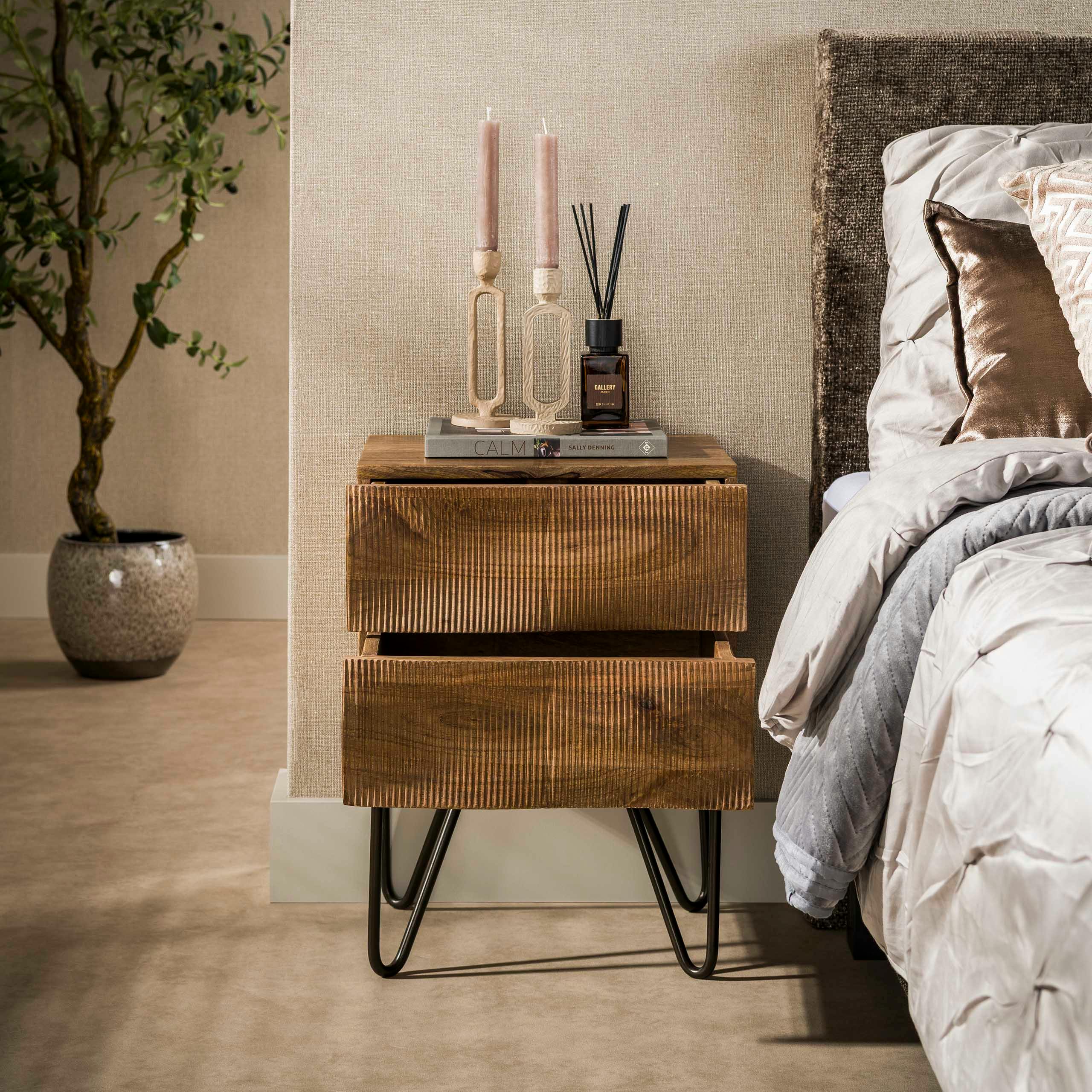 Table de chevet bois rainuré 2 tiroirs pieds épingle DELHI