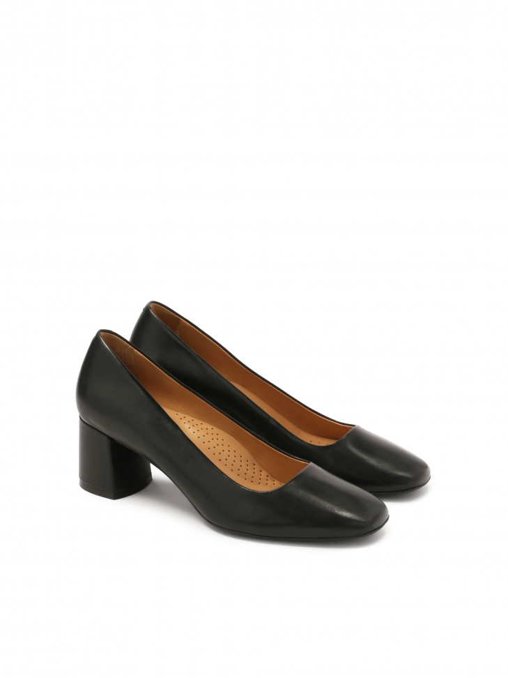Black leather pumps without embellishments