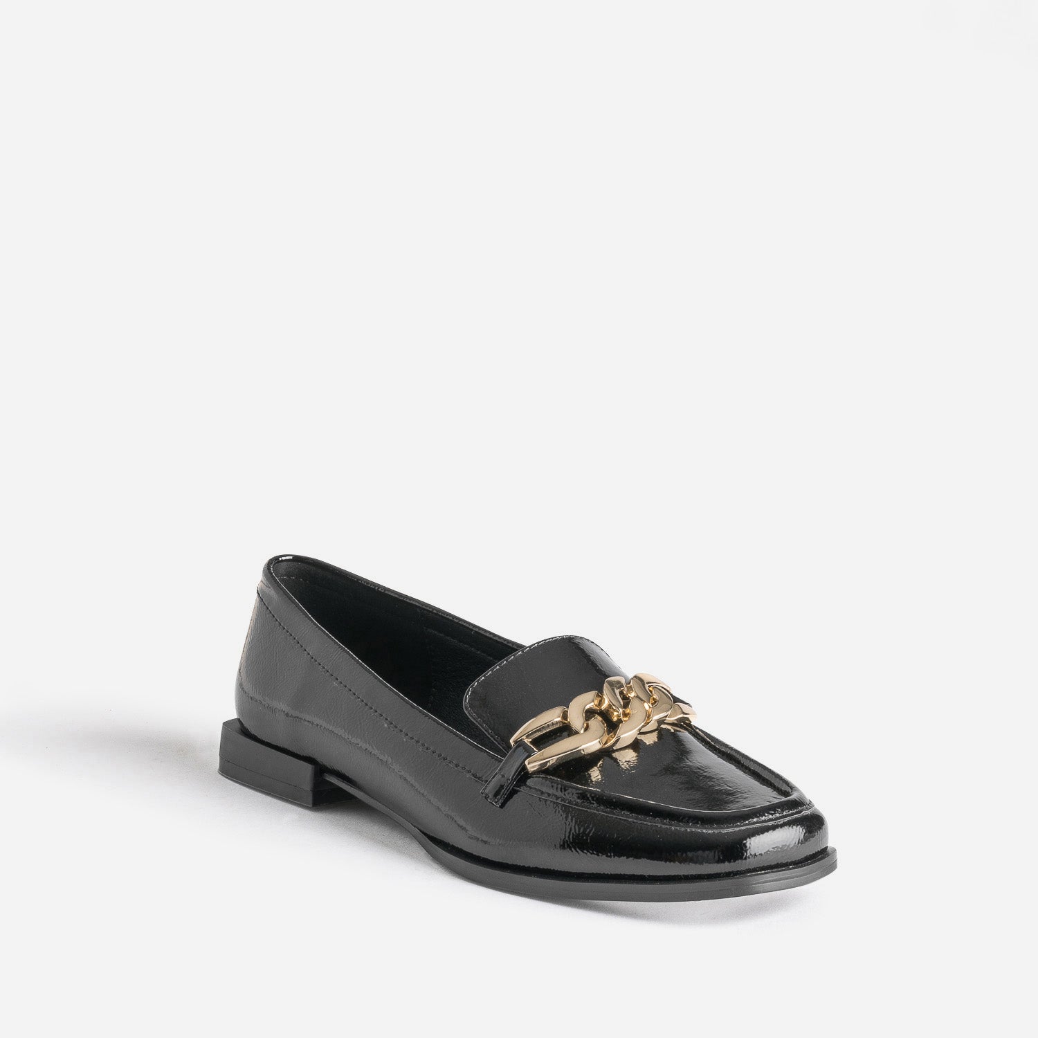 Mocassin noir verni avec chaîne dorée