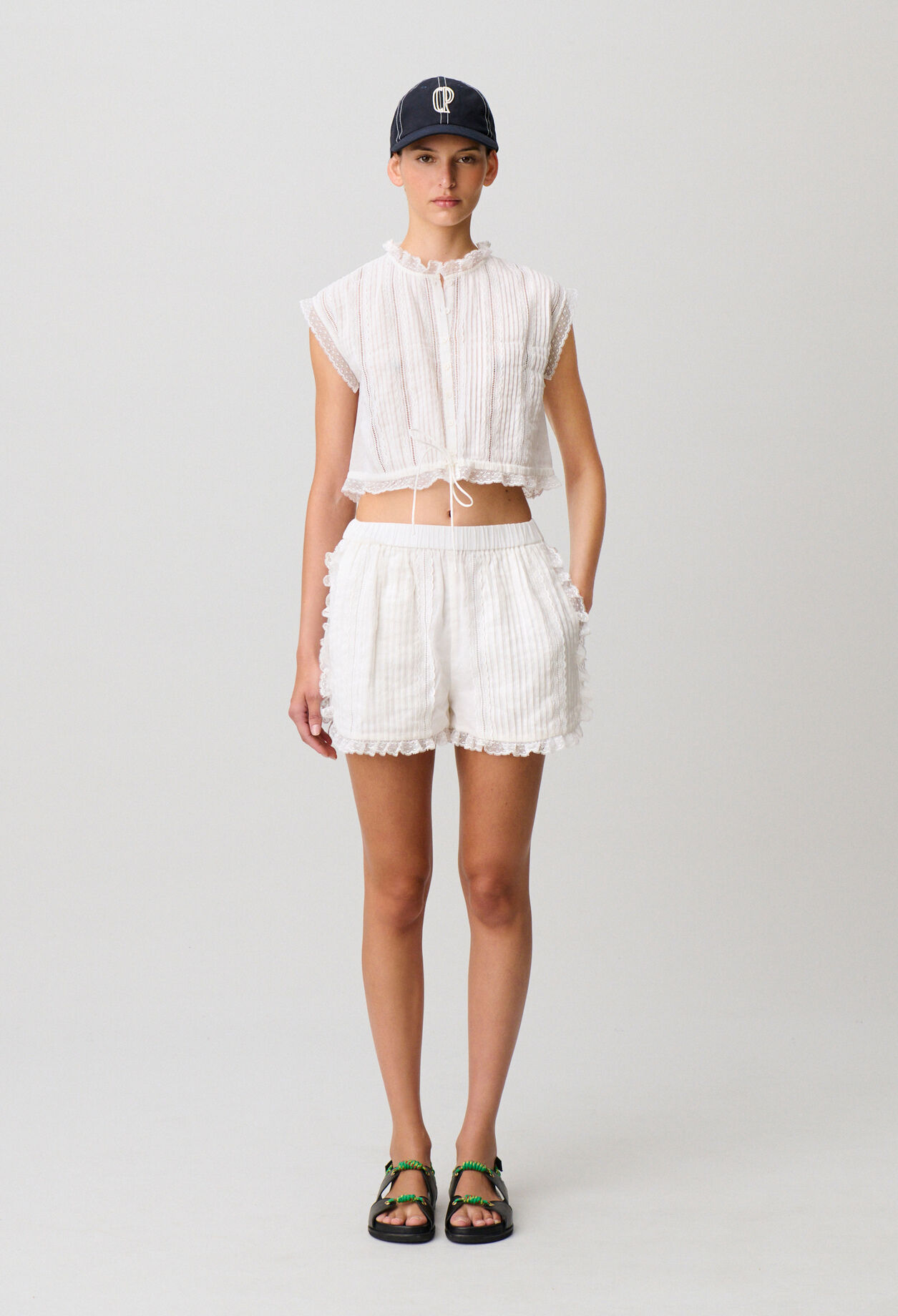 Short court dentelle