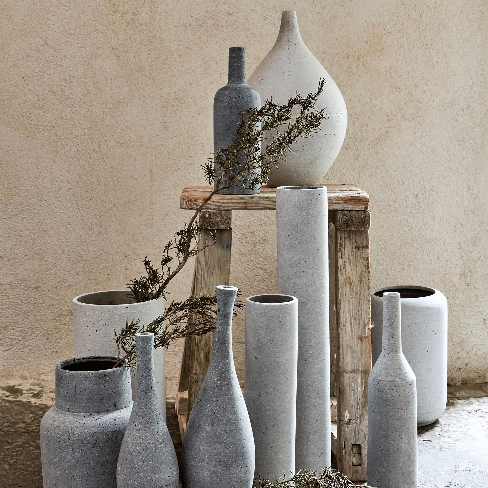 CALCIS - Vase bouteille en polystone effet béton H31cm - gris clair