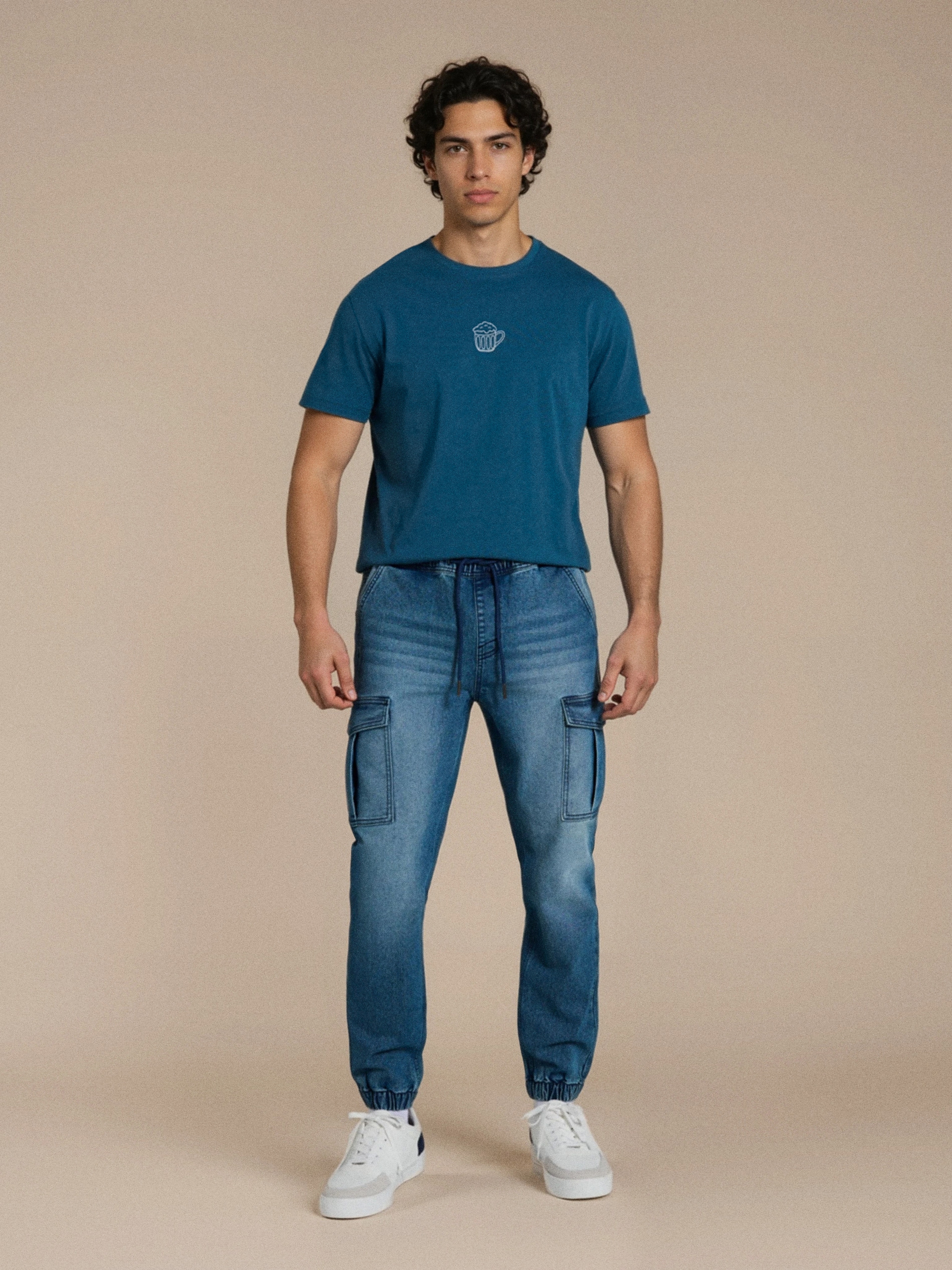 Jeansy jogger z efektem sprania