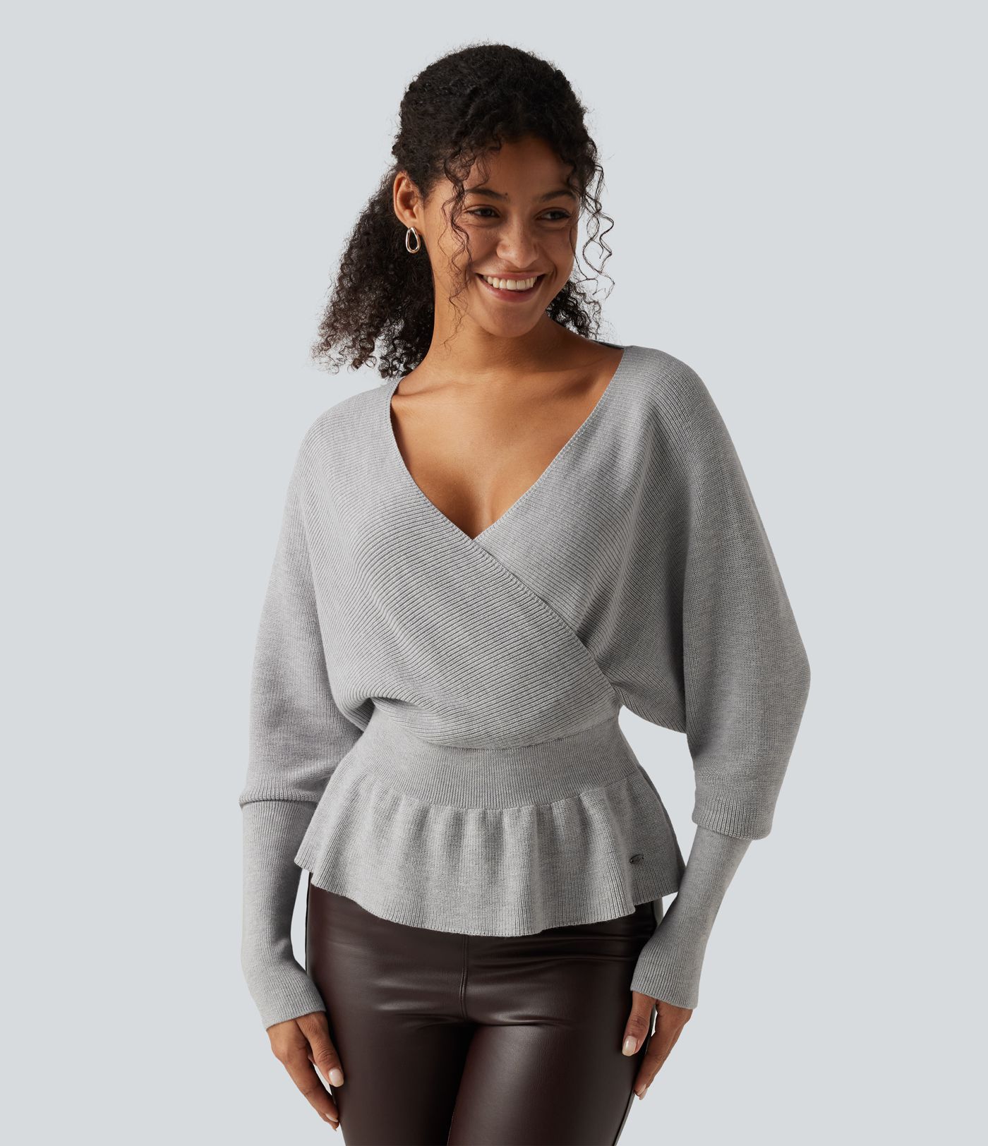 Pull à col V profond, manches chauve-souris et découpe ajourée
