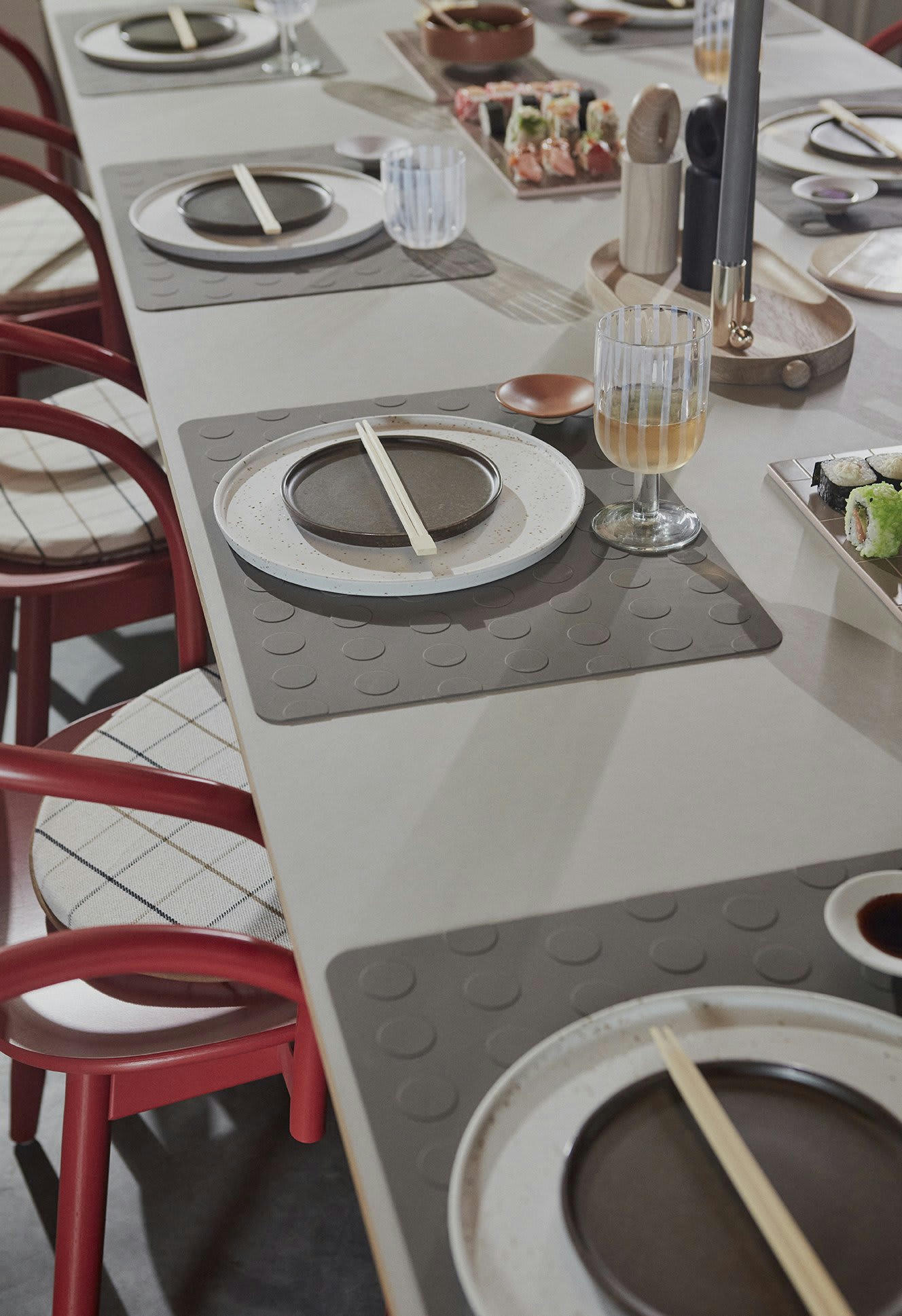 DOTTO - Dessous de table marron en silicone 45x34cm