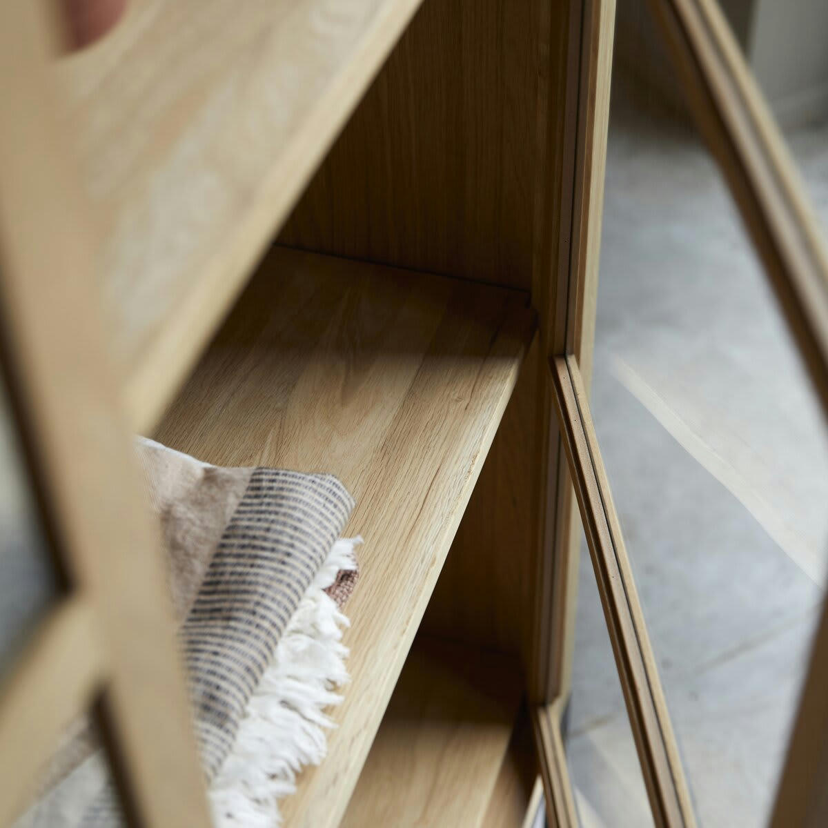 BABETH - Vitrine haute en chêne massif