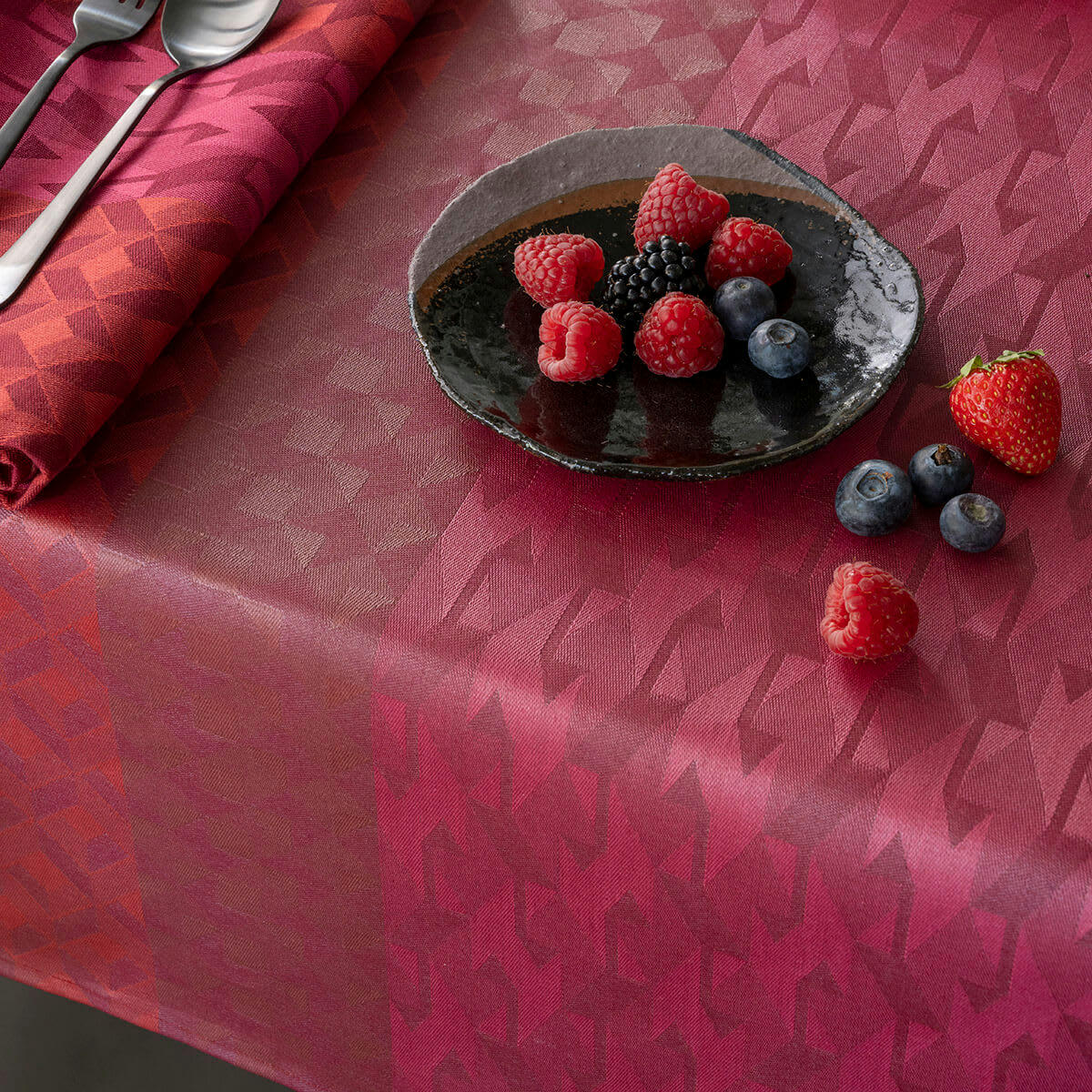 CARACTÈRE ENDUIT - Nappe en coton carmin 175 x 250