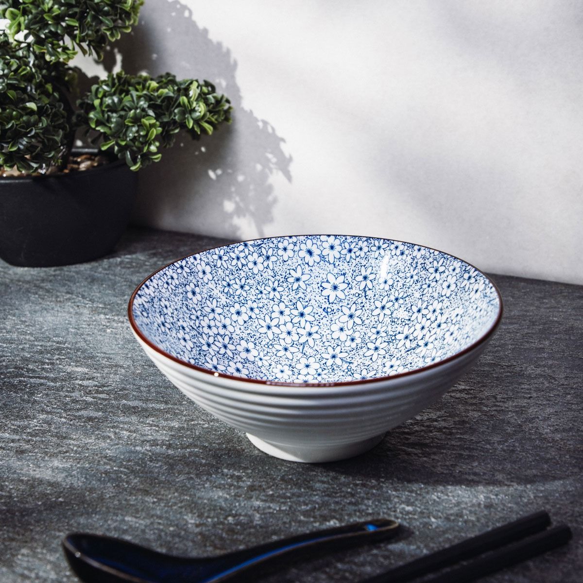 Miska SALADO w kwiaty z brązowym rantem 20,5 cm