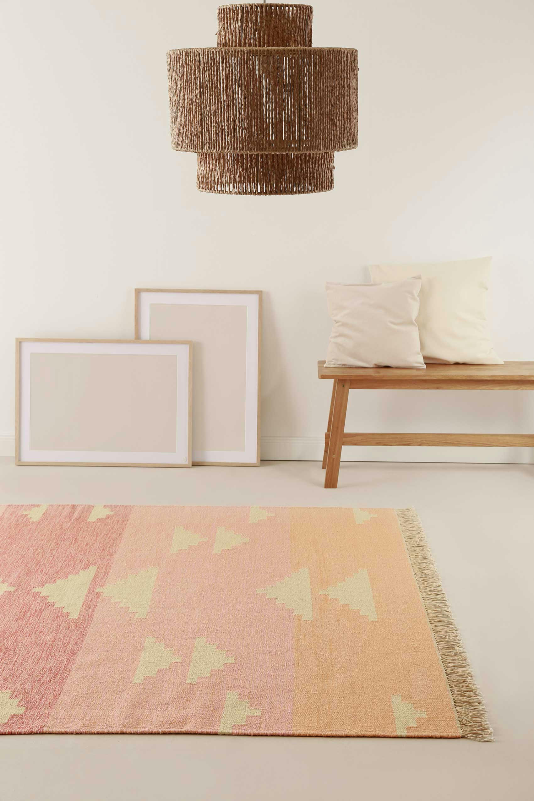 SOLEIL - Tapis tissé main tons de rose à rayures avec léger motif 160x230