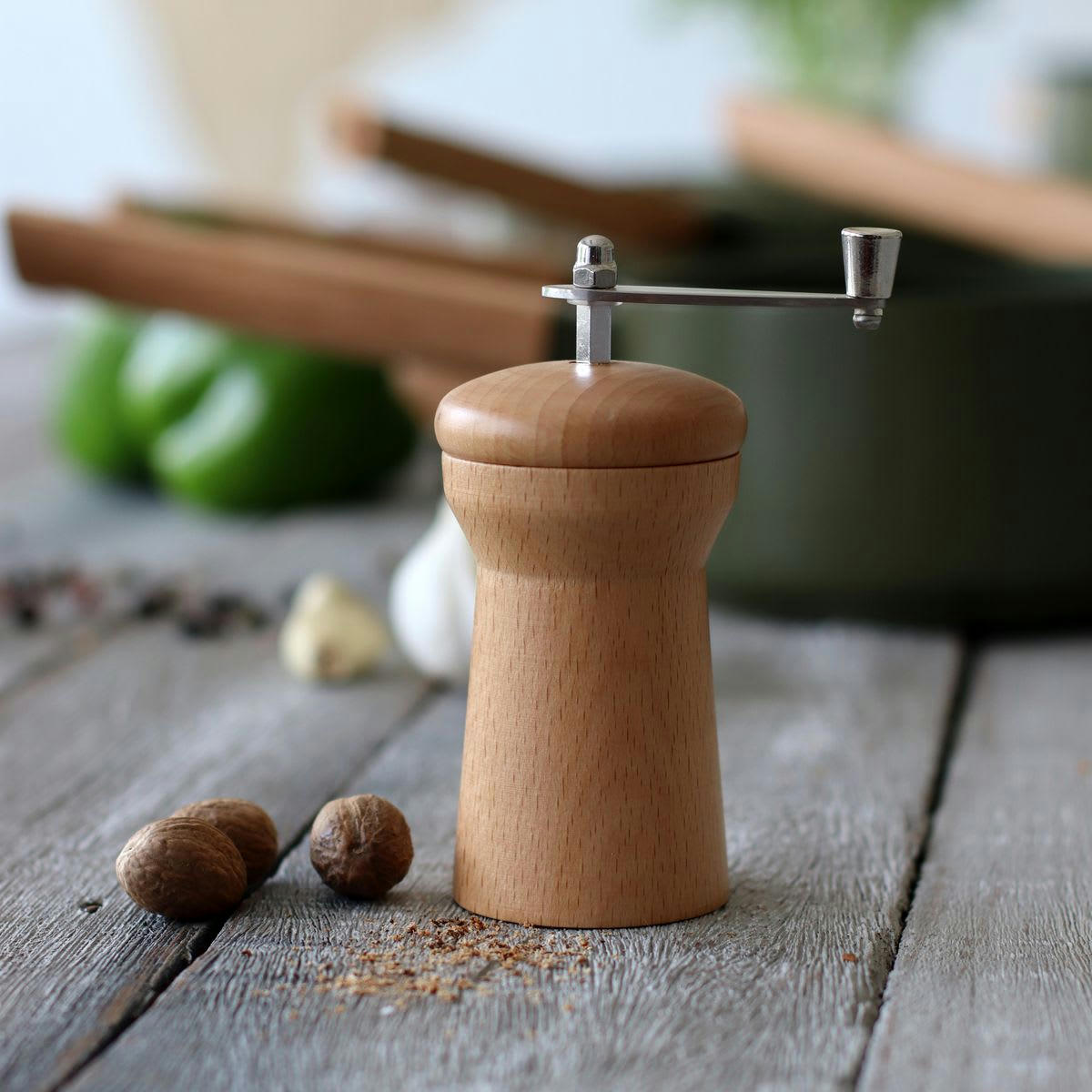 - Moulin à noix de muscade à manivelle en bois de hêtre