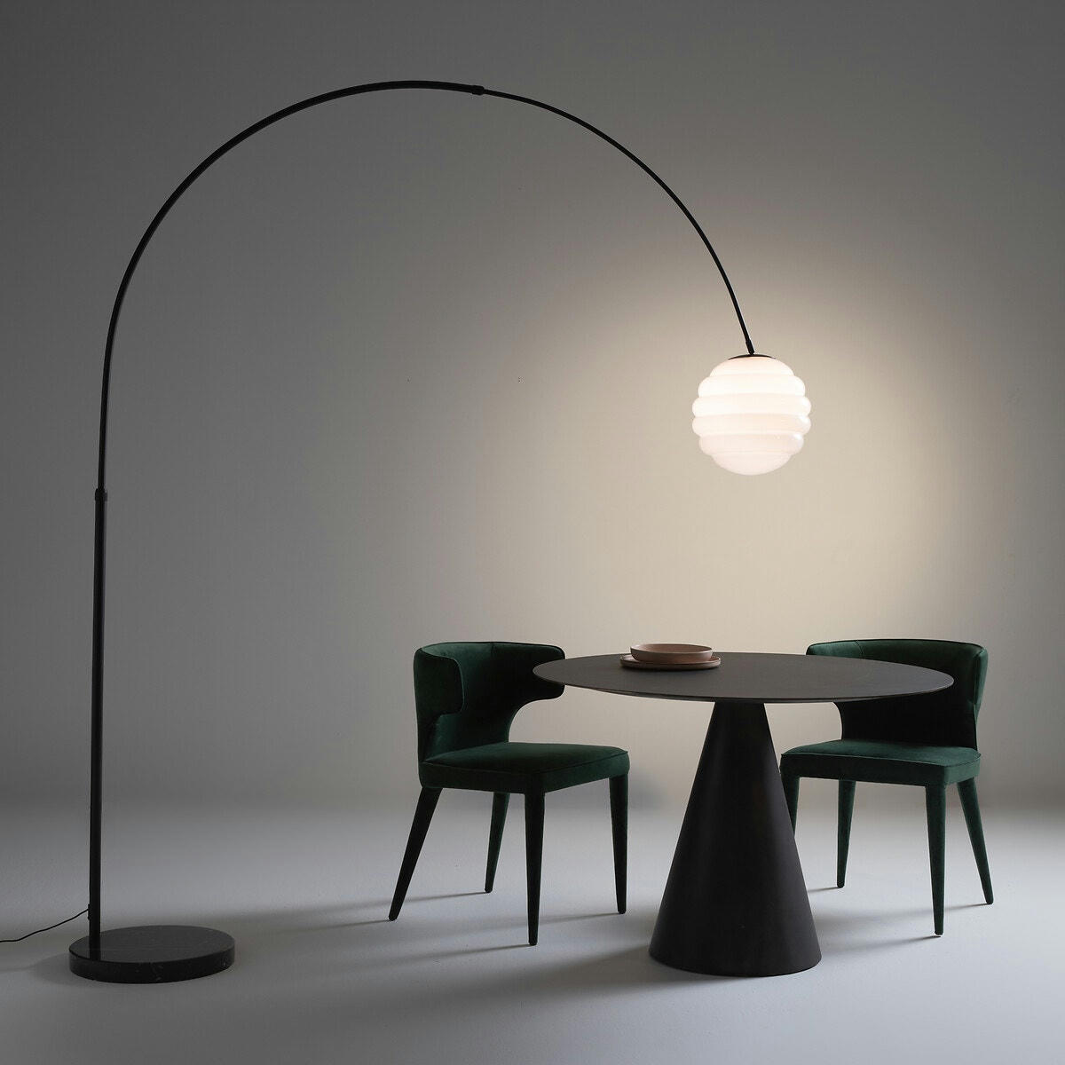 Lampadaire arc, opaline et marbre, Arik