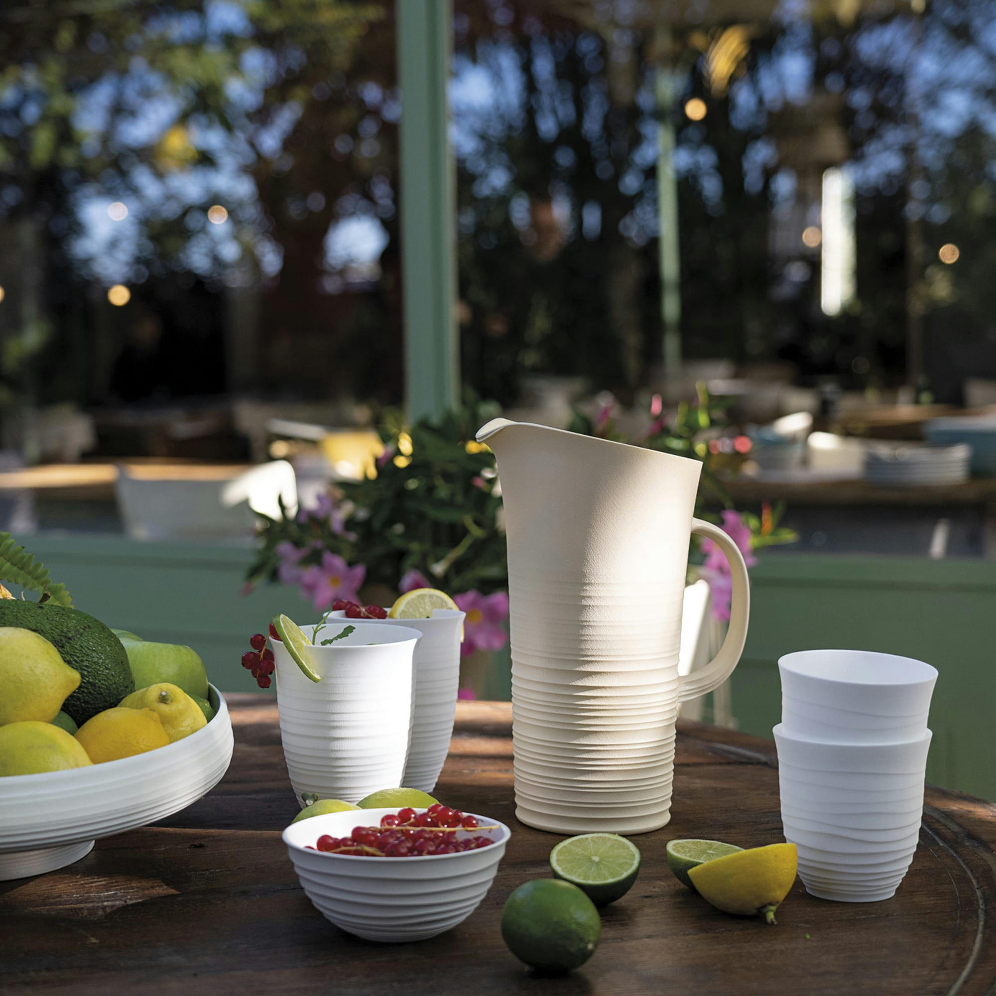 TIERRA - Carafe avec couvercle en plastique recyclé taupe 1,80 litre