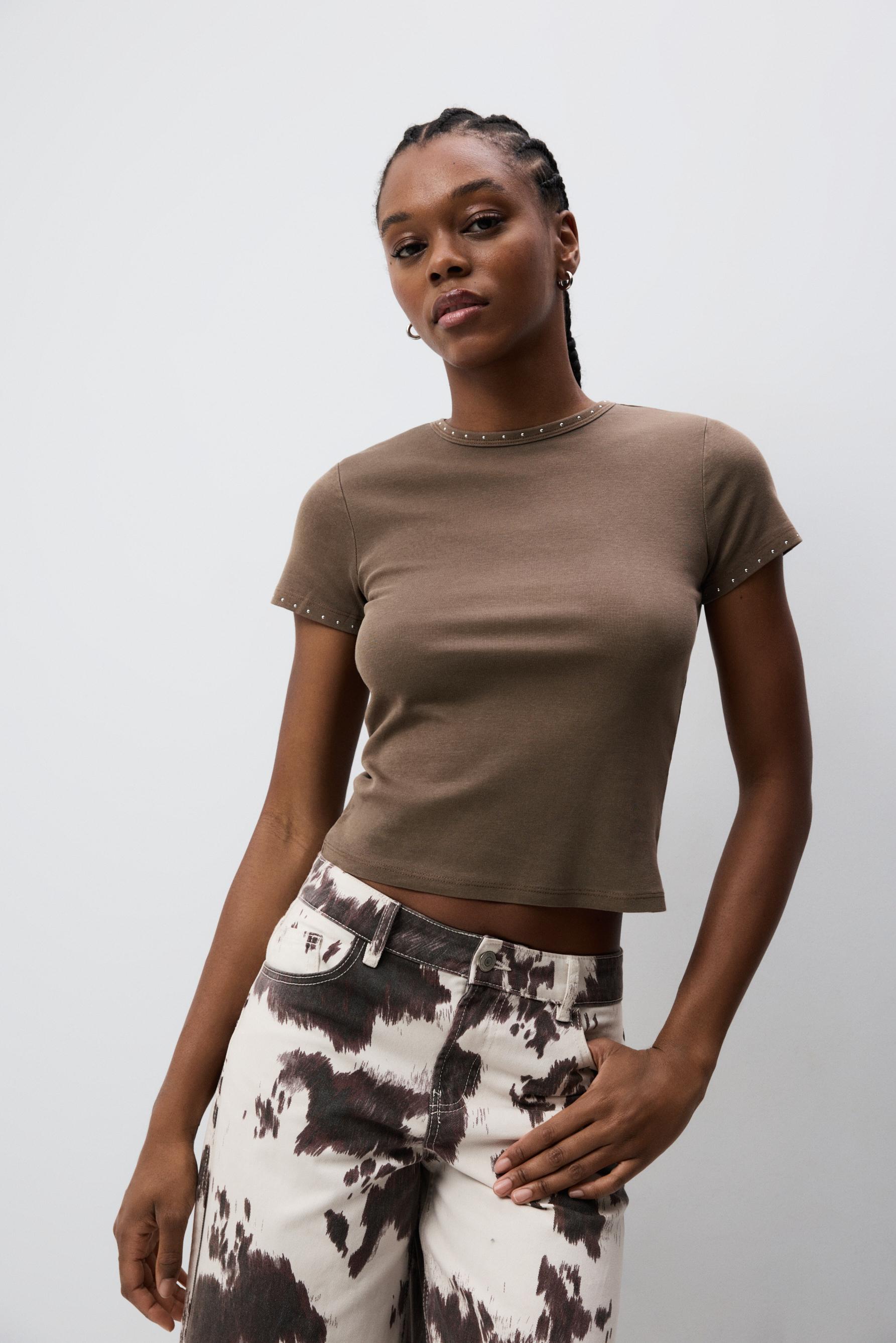 Camiseta cropped tachas