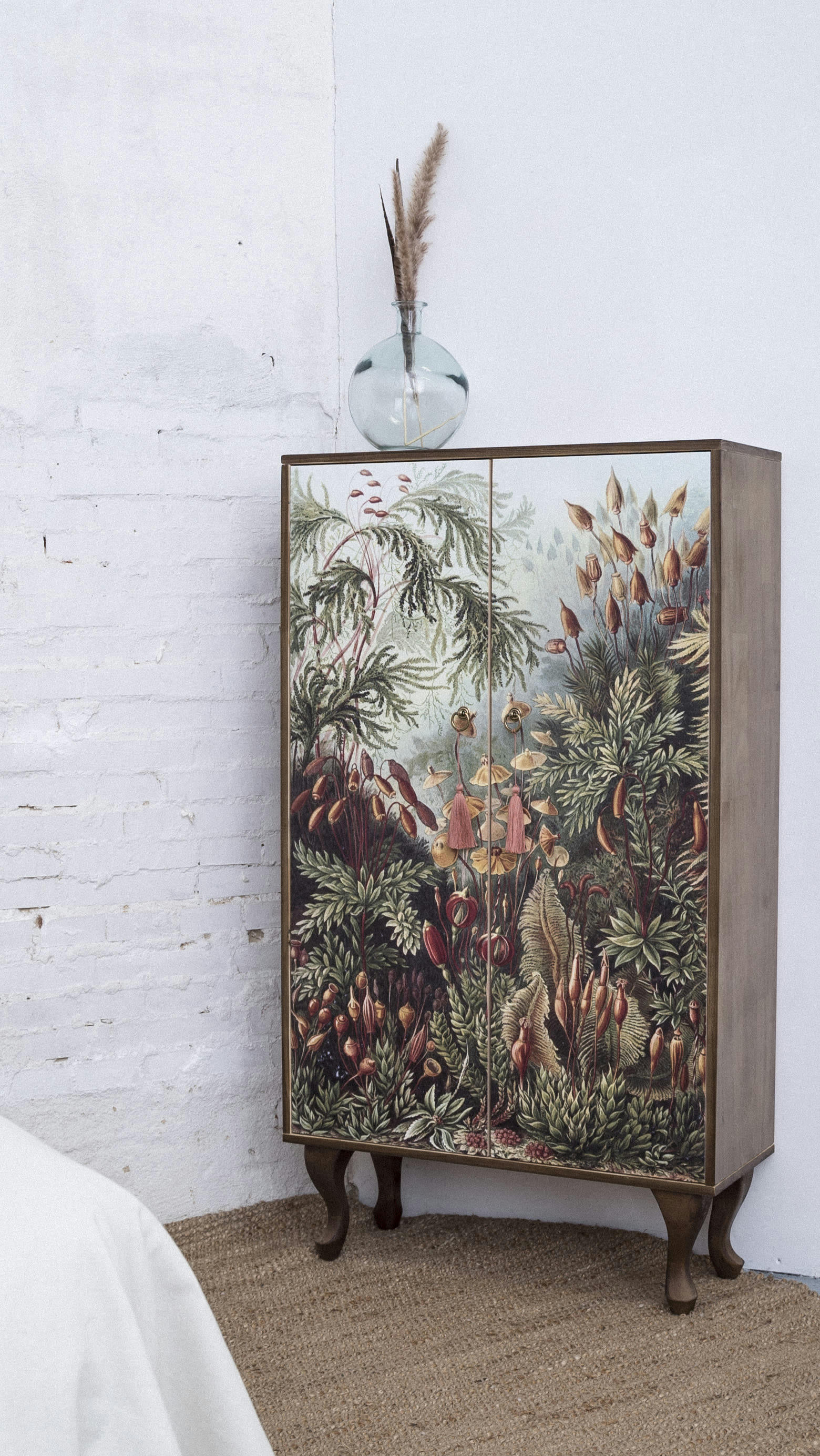 YUMA - Buffet armoire en pin massif imprimé floral sur fond marron.