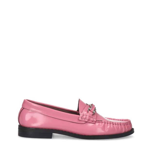 Roze leren loafers met zilverkleurige chain