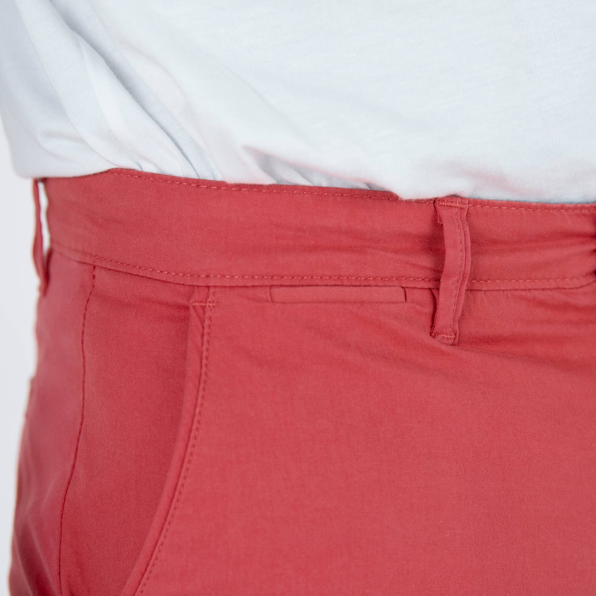 Pantalon chino ceinture arrondie sous le ventre