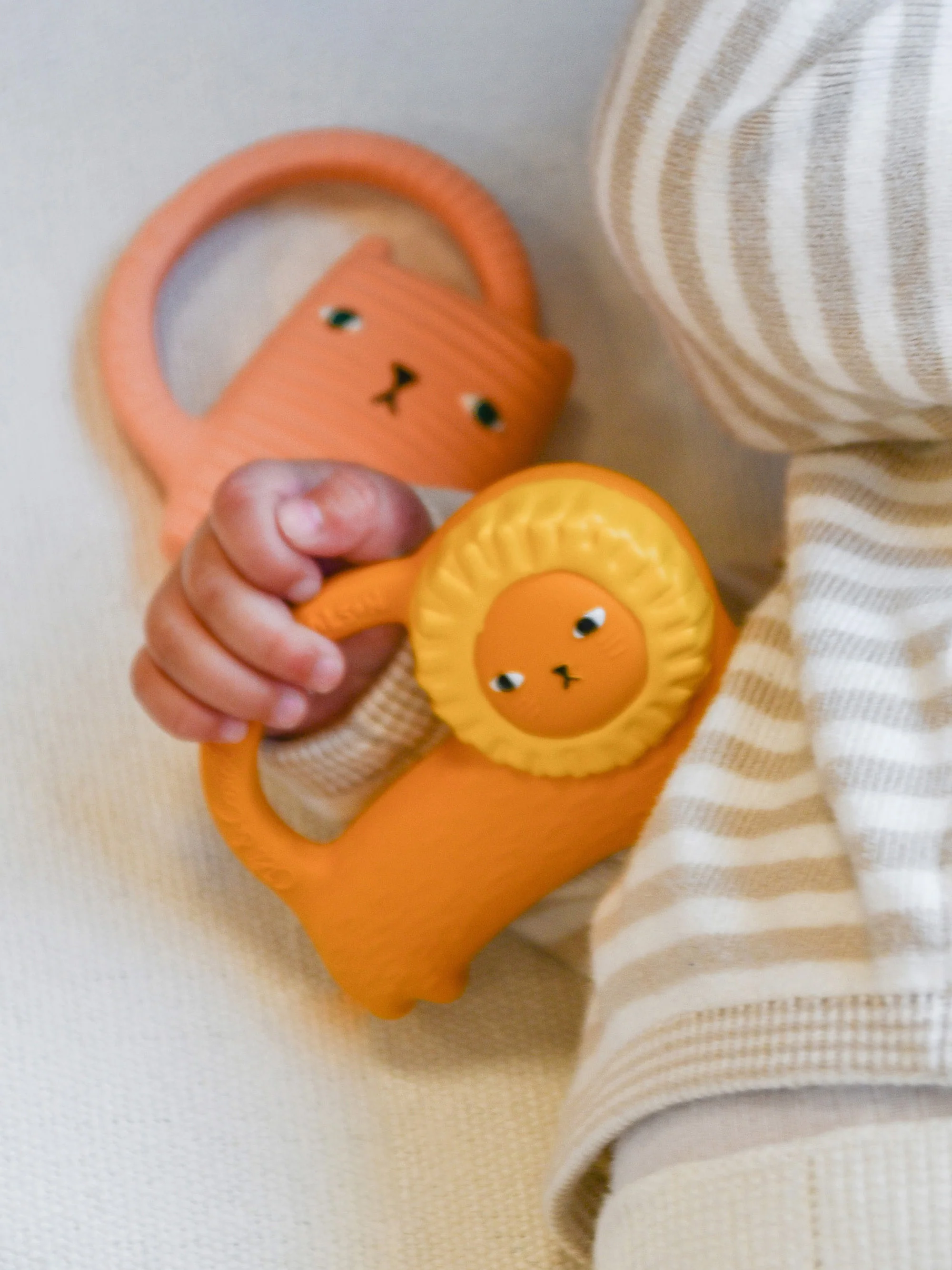 Handgefertigter Baby-Beißring Oli&Carol x Donna Wilson
