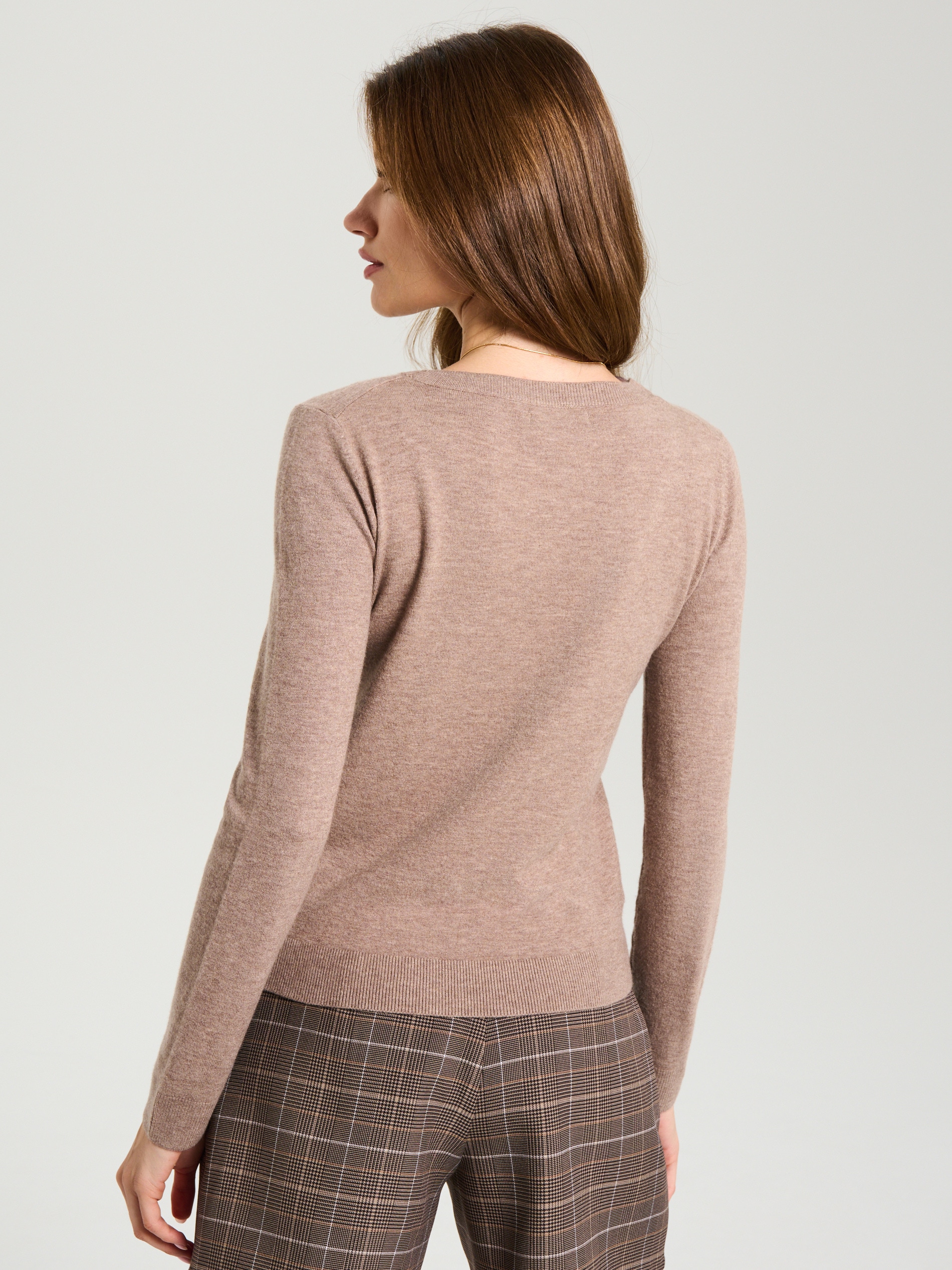 Sweter z dekoltem w serek