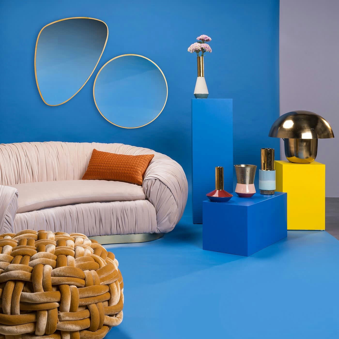 JETSET - Miroir triangulaire bords arrondis doré 83x56