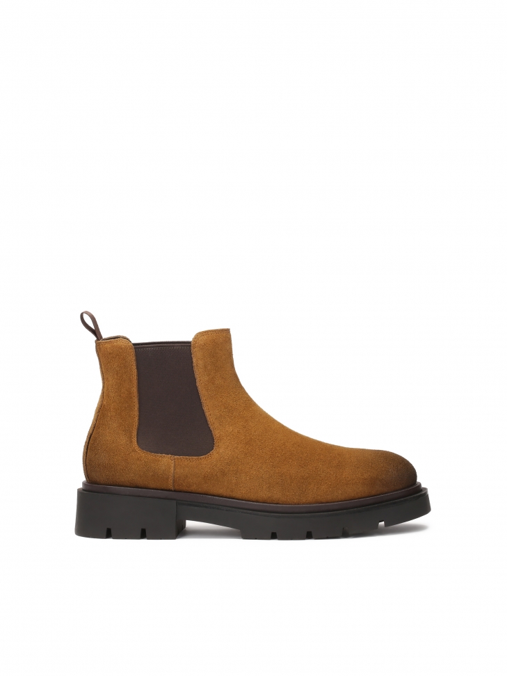 Brown suede Chelsea boots with trep sole
