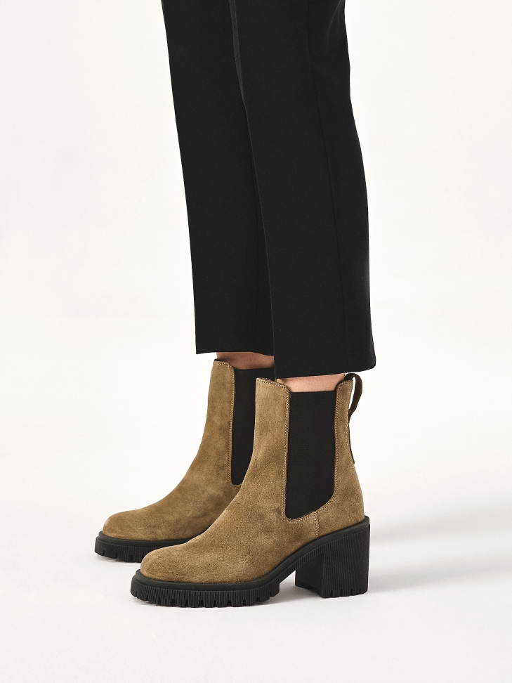 Slip-on suede casual style boots