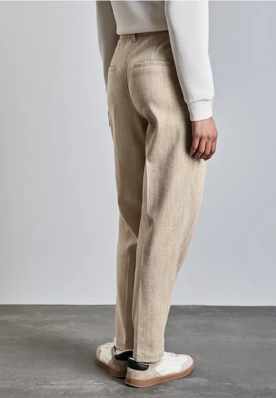 Chino mit Knopfdetail