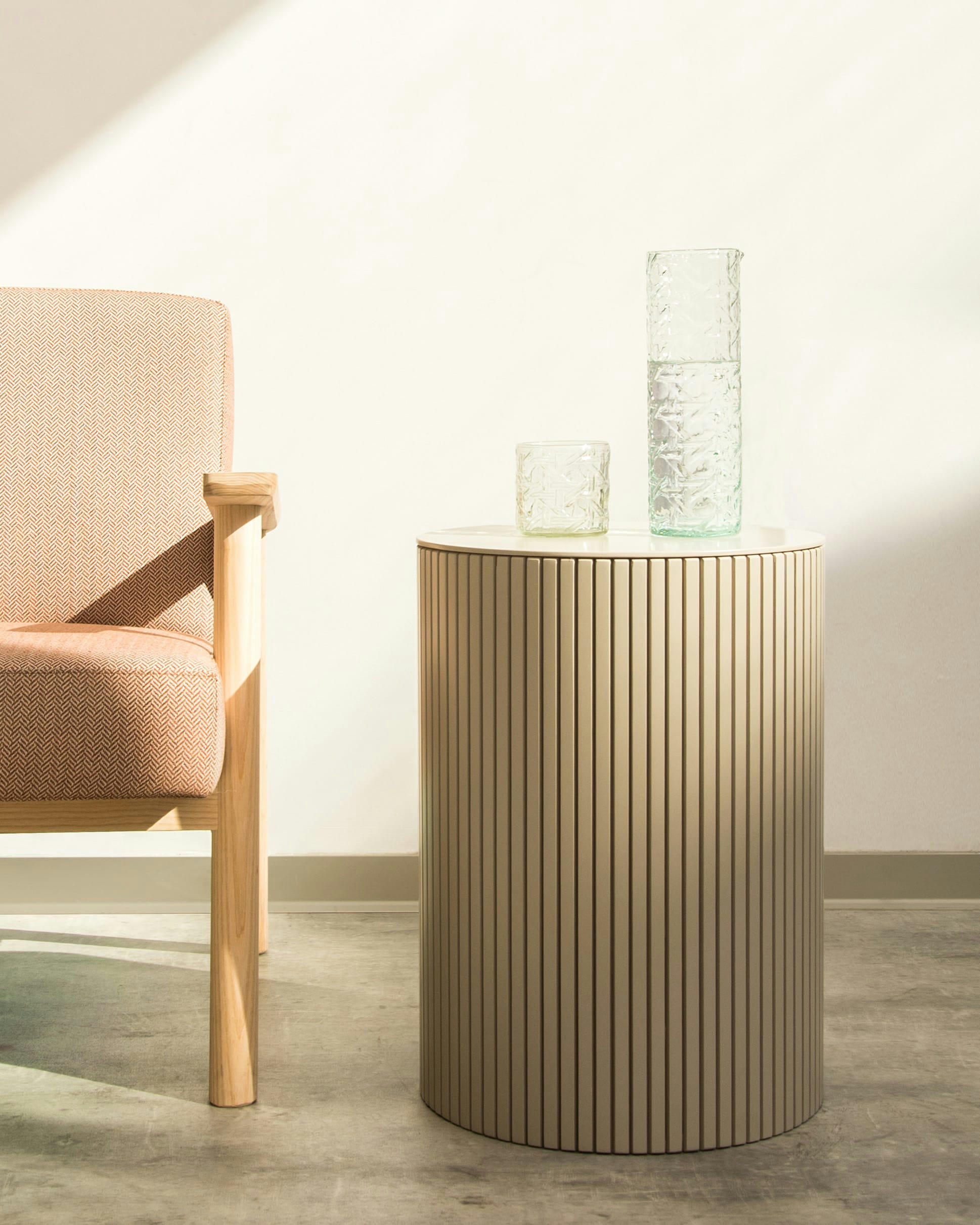 SAMY - Table auxiliaire woodpanel en pin taupe.