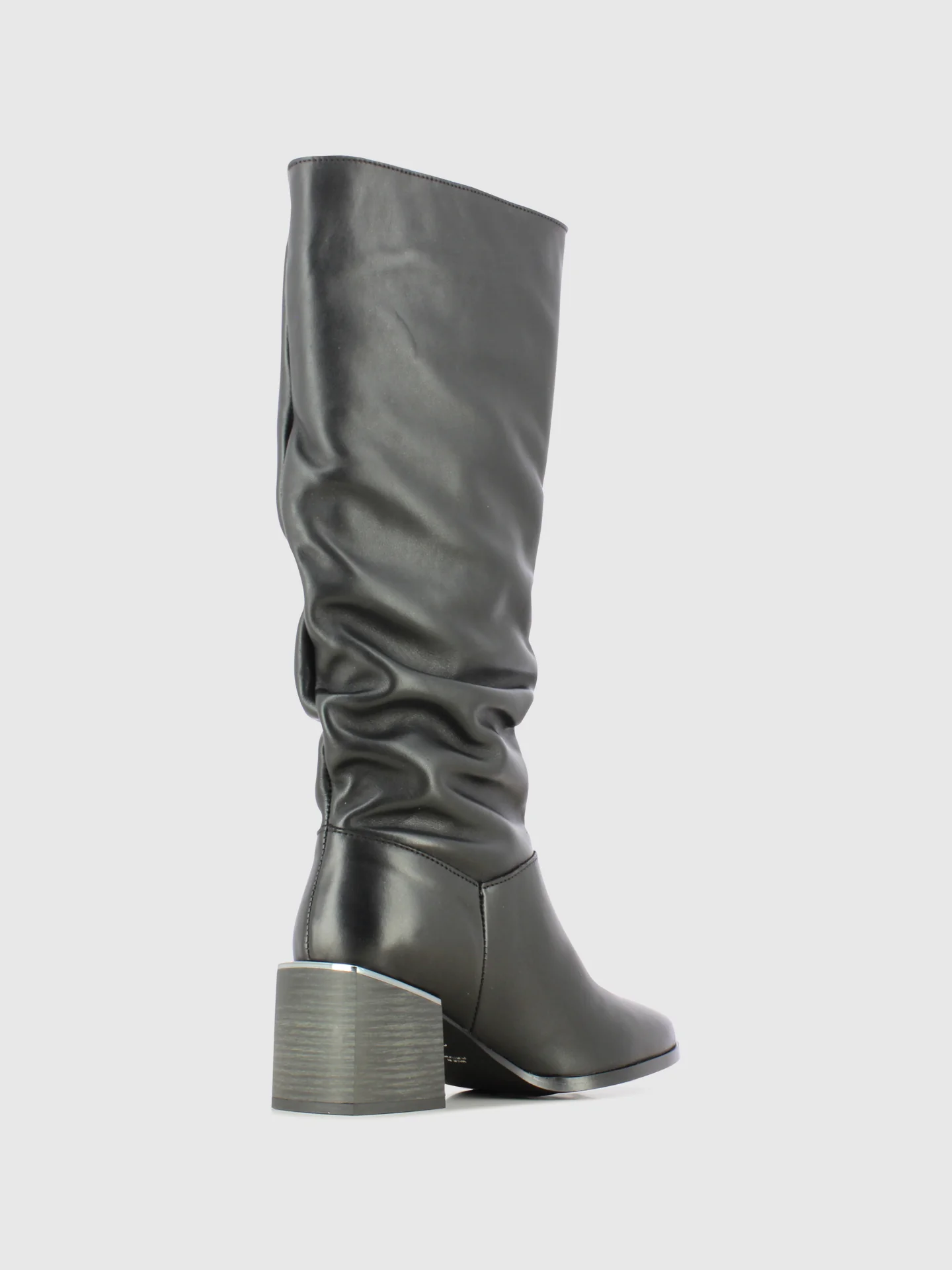 Botas com Ponta Redonda em Preto