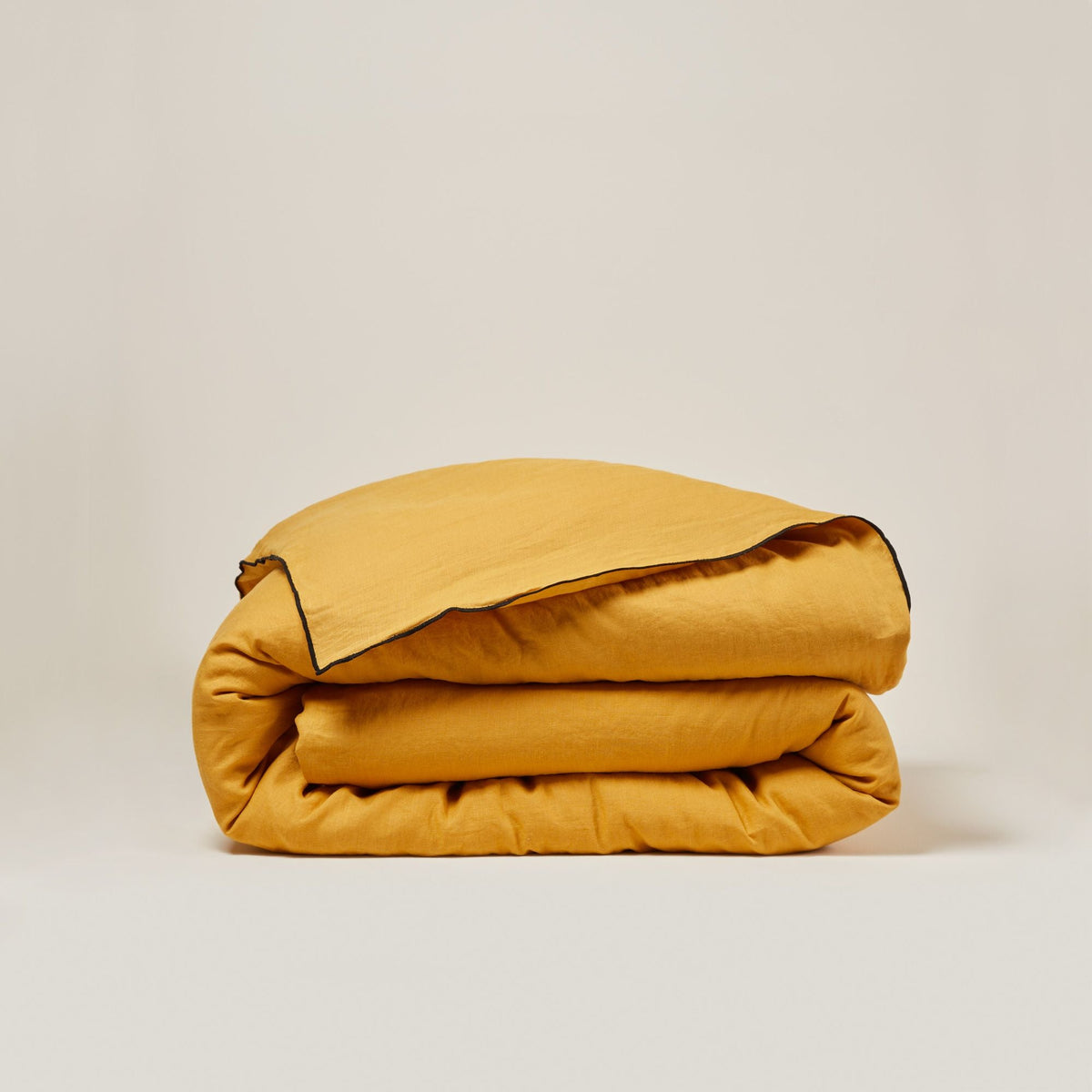 Madura Dekbedovertrek Carlina oker en zwarte hommel 260x240 cm