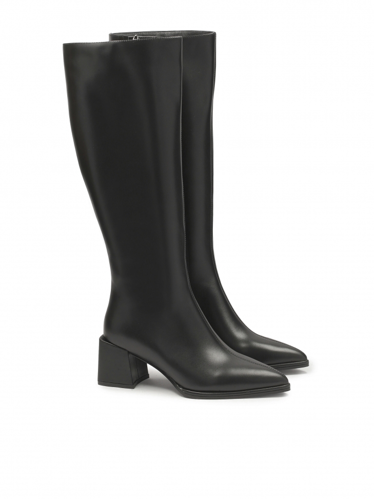 Boots with pointed toe and square heels