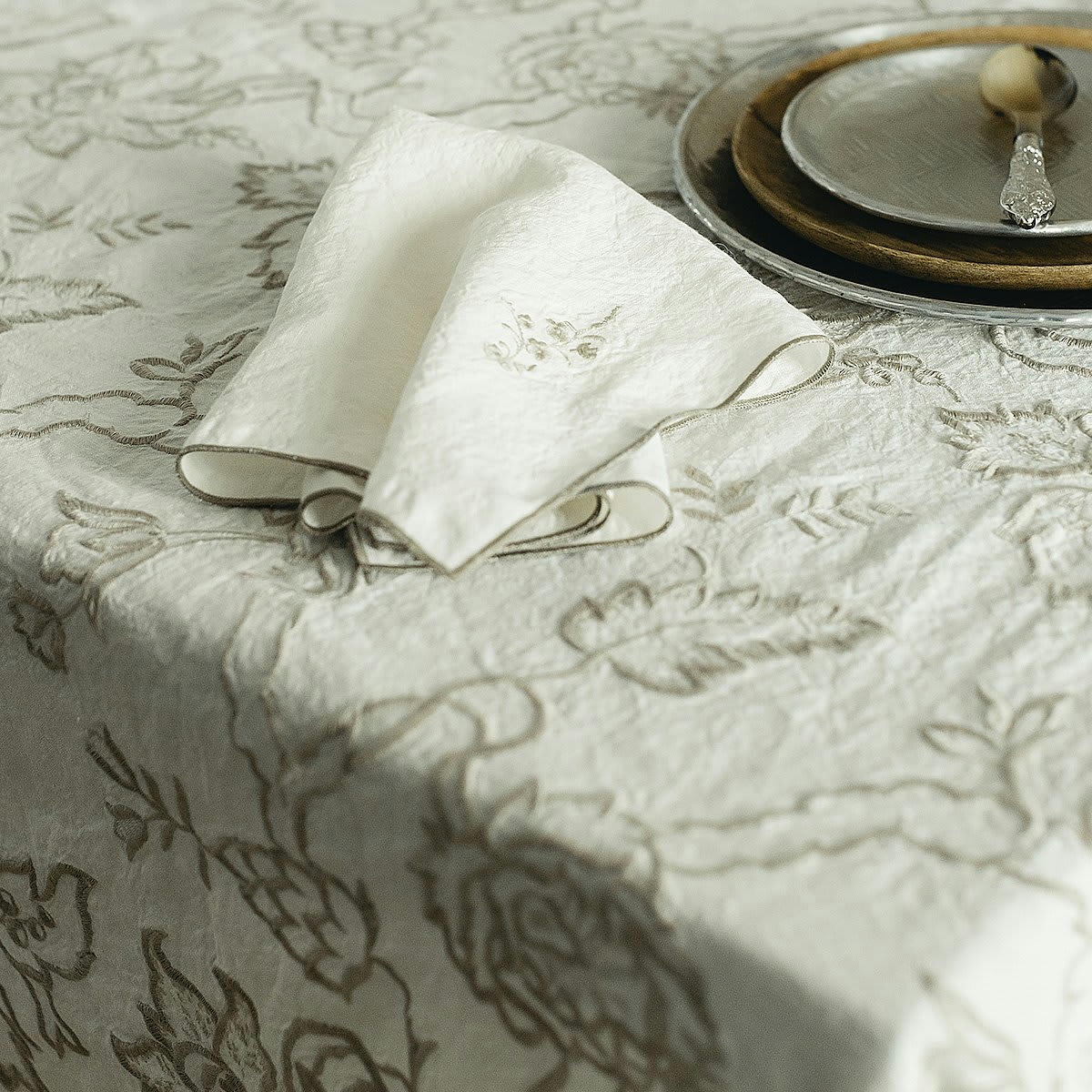 NAPPES BRODEÉS - Nappe brodée lin pur lavé cachemir blanc 170x250 cm