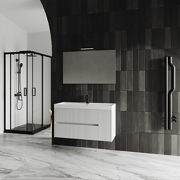 Aménagement De Salle De Bain Suspendu De 100 Cm Avec Façade En Blanc Mat Canné Et Miroir Cortina.