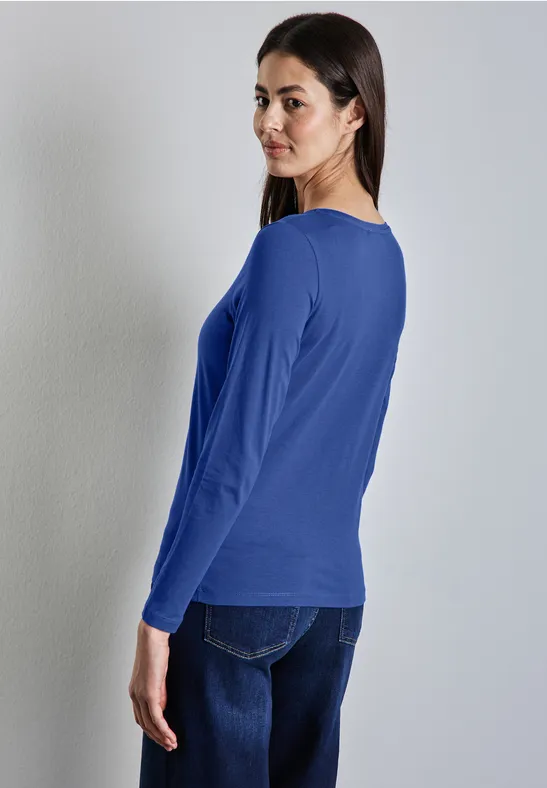 Shirt mit gerundetem V-Neck
