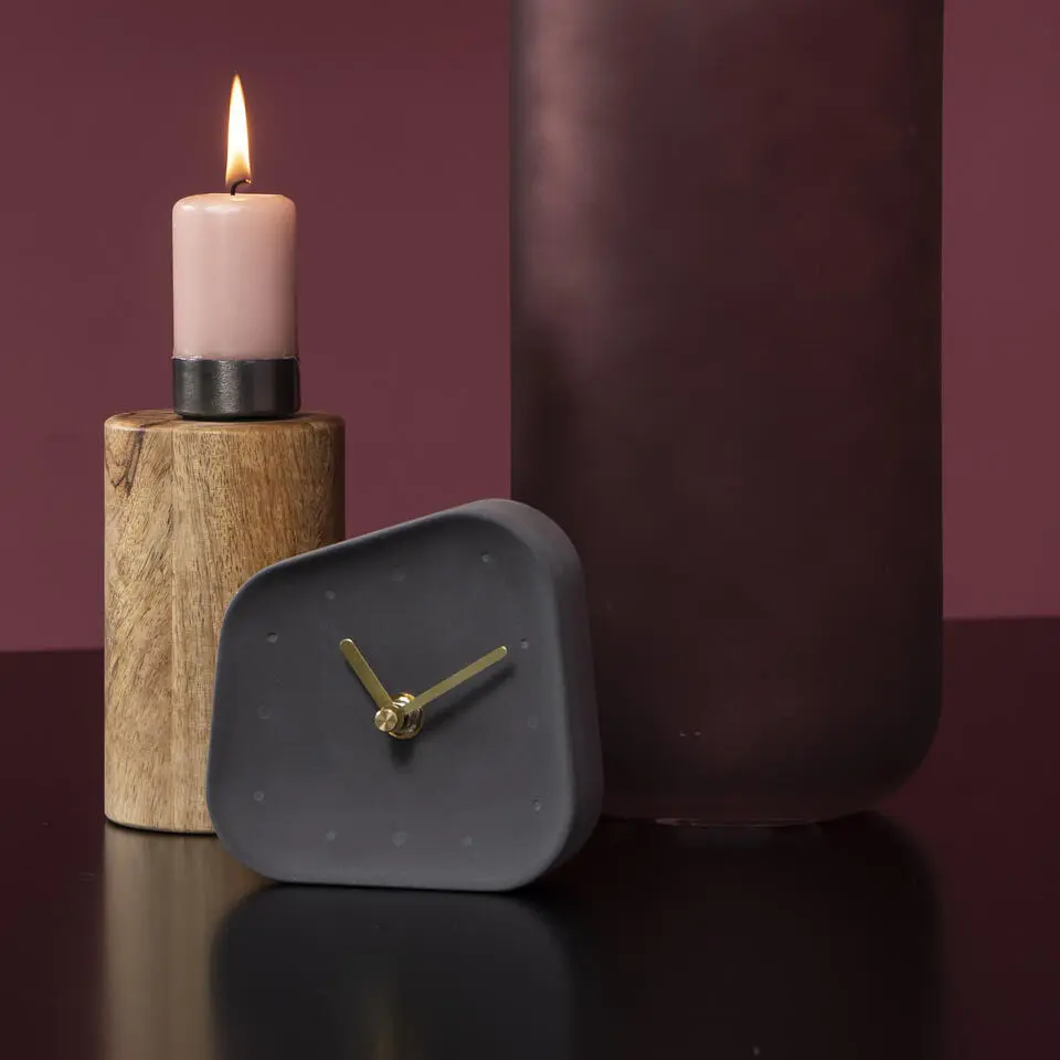 QUVIO Tafelklok beton asymmetrisch met gouden wijzers - Antraciet