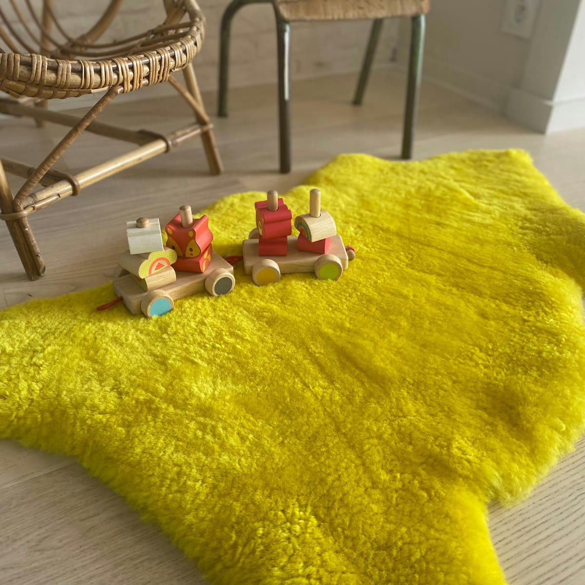 - Tapis en peau de mouton jaune
