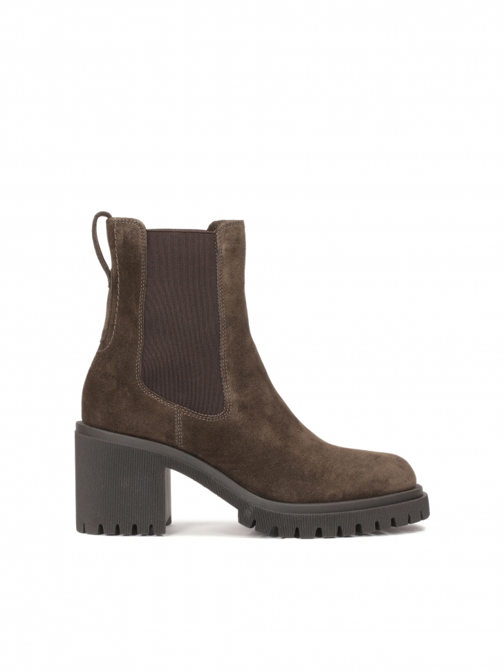 Suede heeled boots with elastic bands