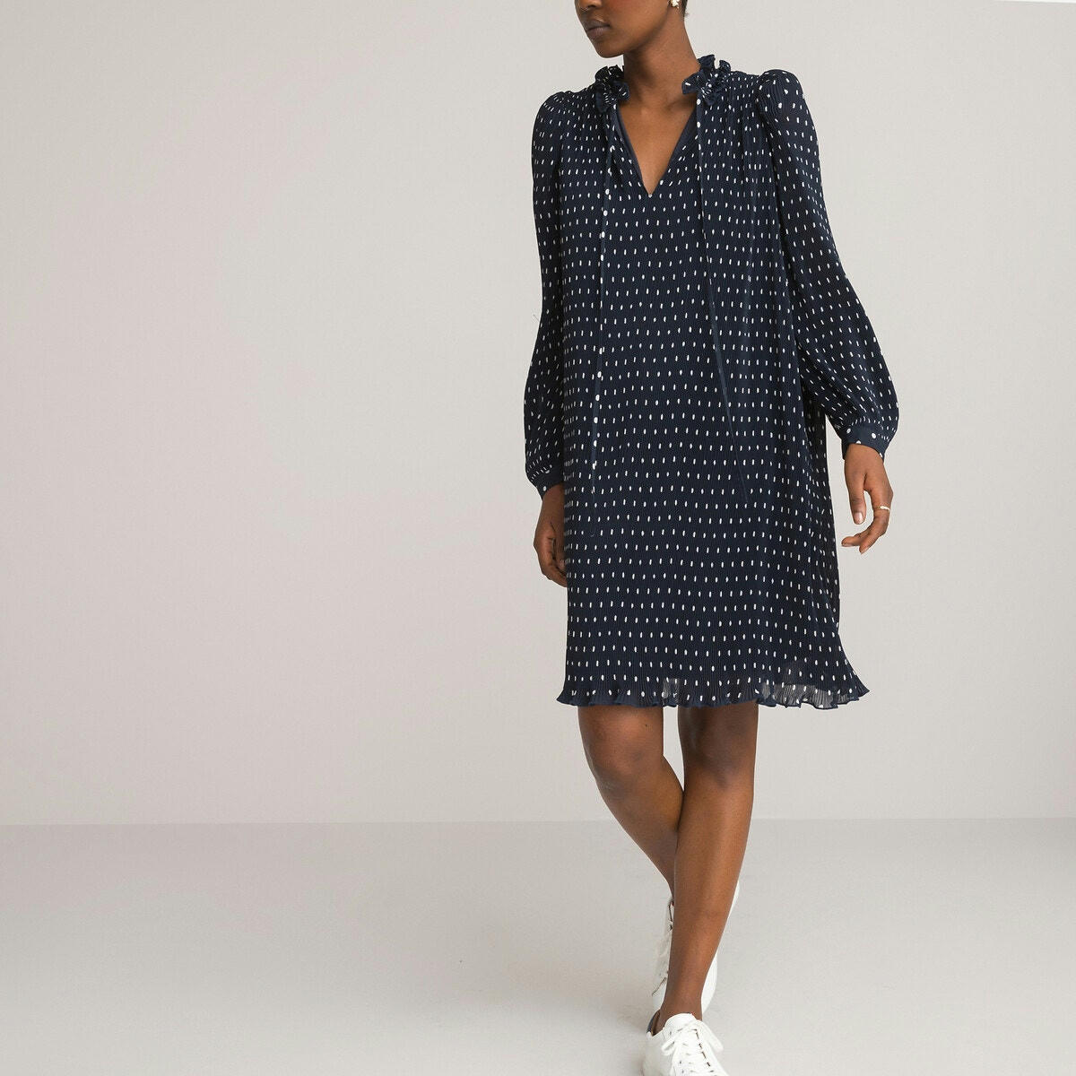 Robe plissée col montant manches longues à pois