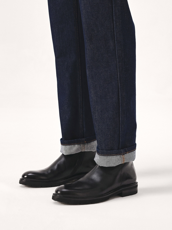 Leather black boots with minimalist upper