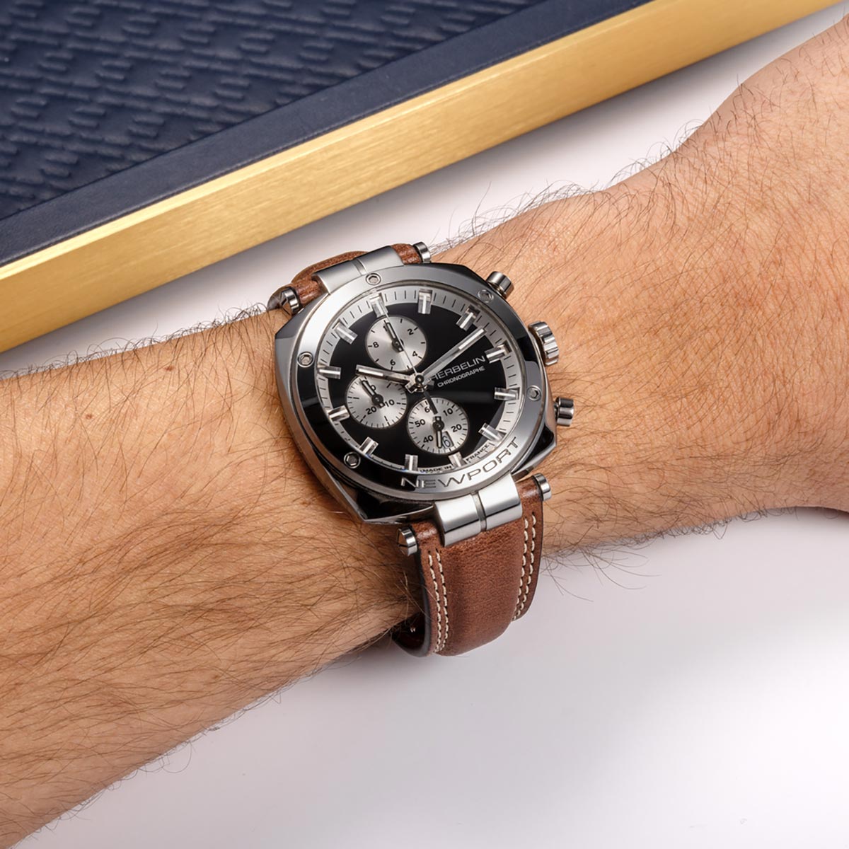 NEWPORT – HÉRITAGE CHRONOGRAPHE – ACIER & CUIR